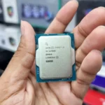Bộ vi xử lý Intel Core i9 thế hệ 14 trên lòng bàn tay, minh họa nguy cơ ransomware tấn công CPU