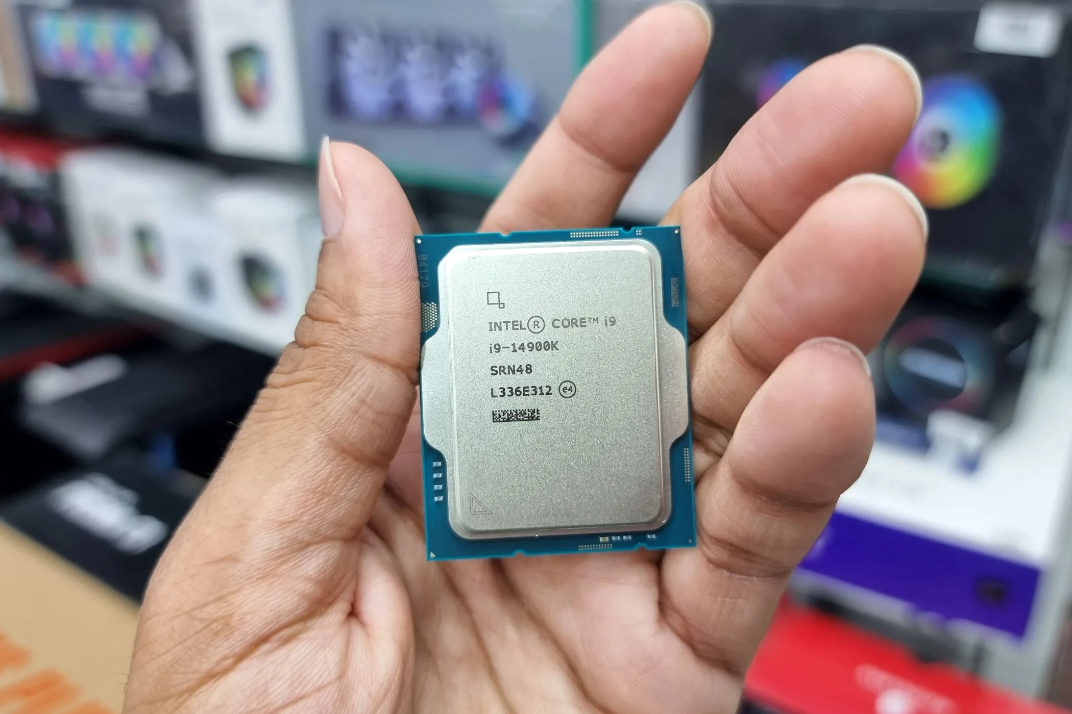Bộ vi xử lý Intel Core i9 thế hệ 14 trên lòng bàn tay, minh họa nguy cơ ransomware tấn công CPU