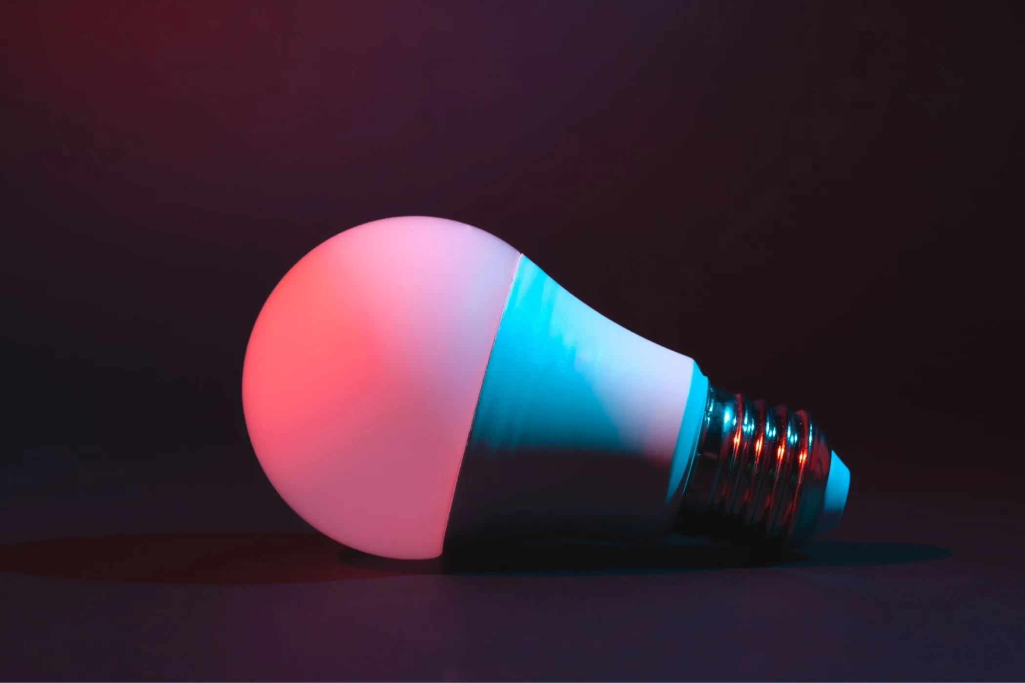 Bóng đèn LED thông minh trong môi trường gia đình, biểu tượng cho tiềm năng và rủi ro bảo mật của thiết bị IoT.