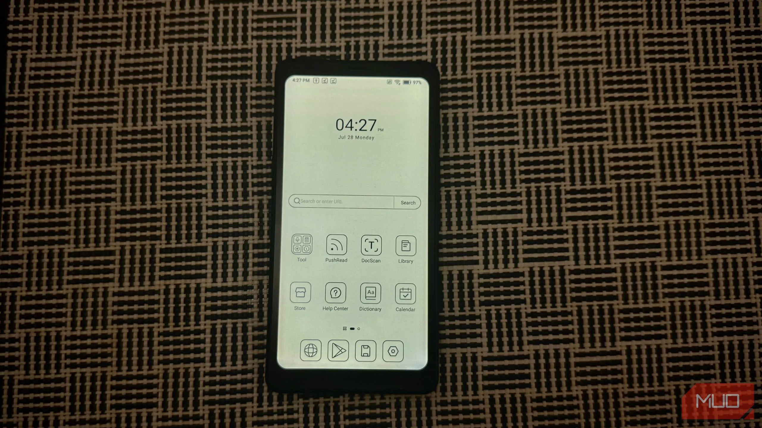 Boox Palma 2 đặt trên bàn với màn hình chính đang hiển thị, thể hiện khoảnh khắc người dùng chấp nhận sự nhàm chán và suy ngẫm.