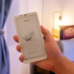 Boox Palma 2 trên tay, thể hiện kích thước nhỏ gọn và màn hình e-ink, minh họa cho một chiếc điện thoại tối giản.