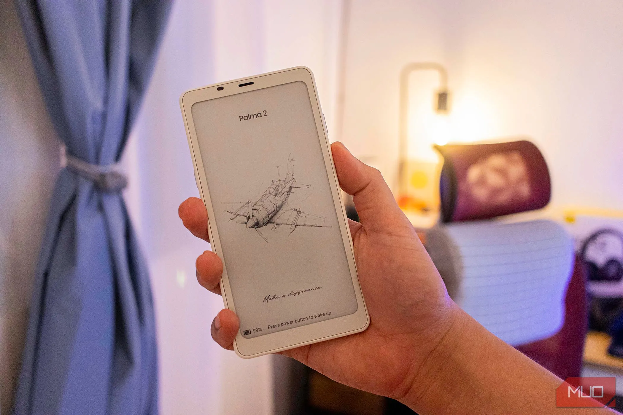 Boox Palma 2 trên tay, thể hiện kích thước nhỏ gọn và màn hình e-ink, minh họa cho một chiếc điện thoại tối giản.