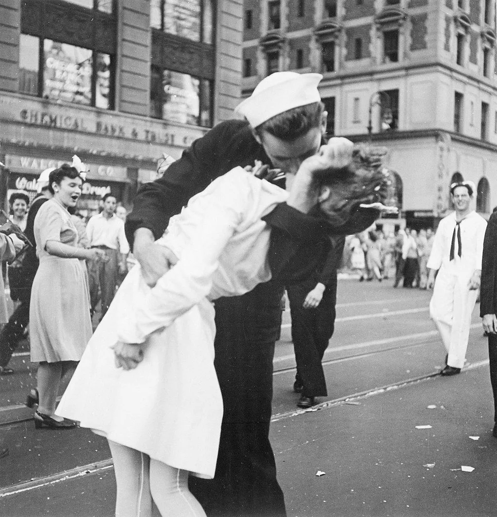Bức ảnh biểu tượng &quot;Kissing the War Goodbye&quot; của Victor Jorgensen, ghi lại khoảnh khắc lính hải quân hôn y tá tại Quảng trường Thời đại.