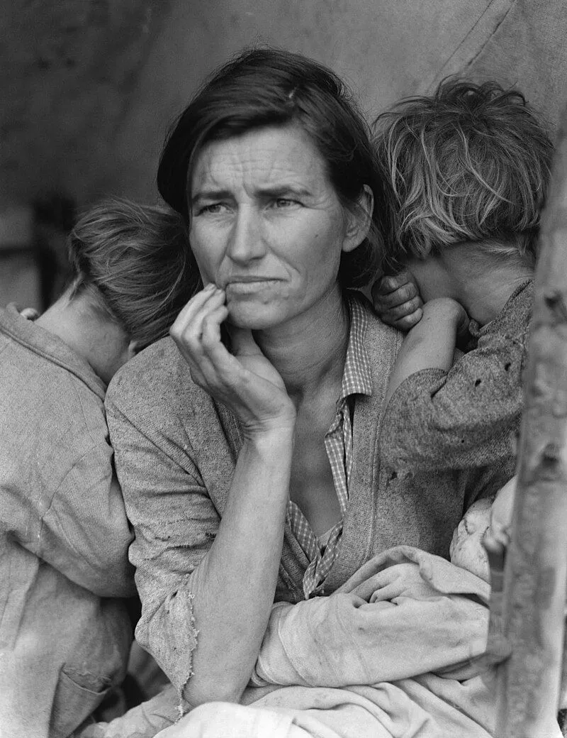 Bức ảnh biểu tượng 'Người mẹ di cư' của Dorothea Lange, một người mẹ lo lắng ôm các con