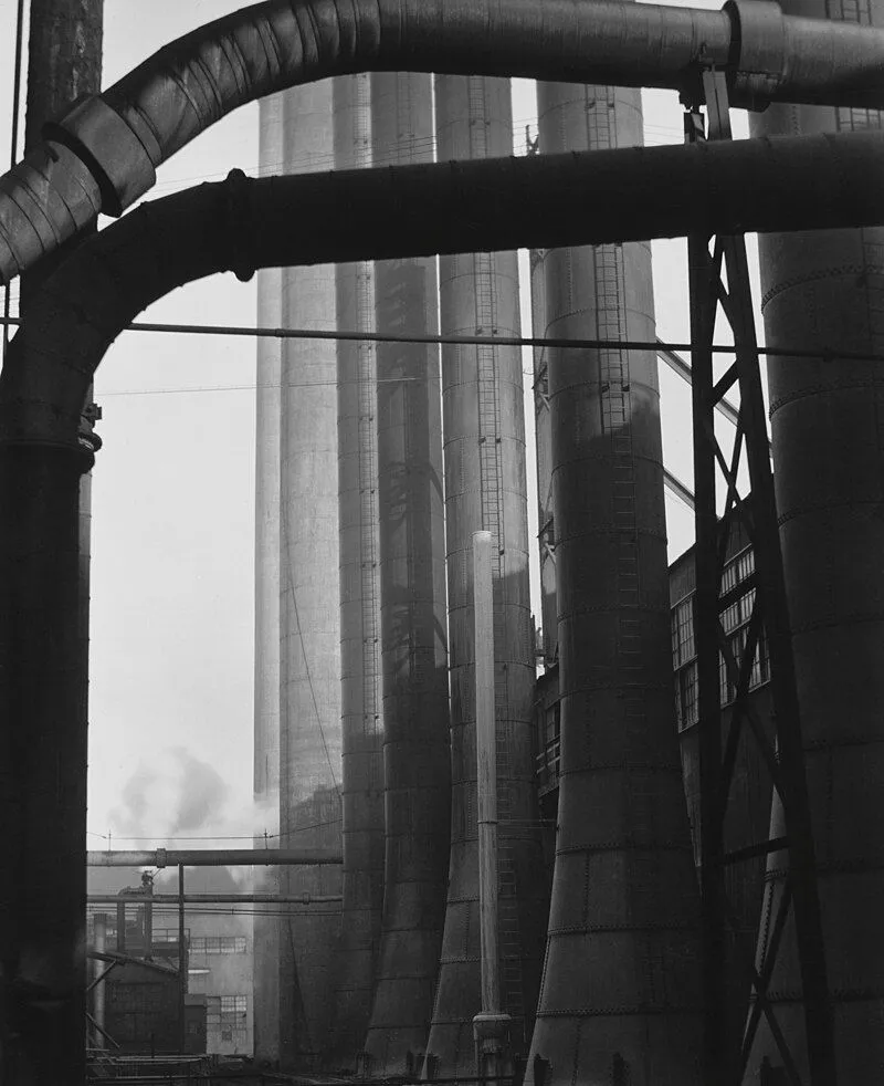Bức ảnh đen trắng 'Armco Steel' của Edward Weston, chụp cảnh quan công nghiệp với các ống khói và cấu trúc kim loại