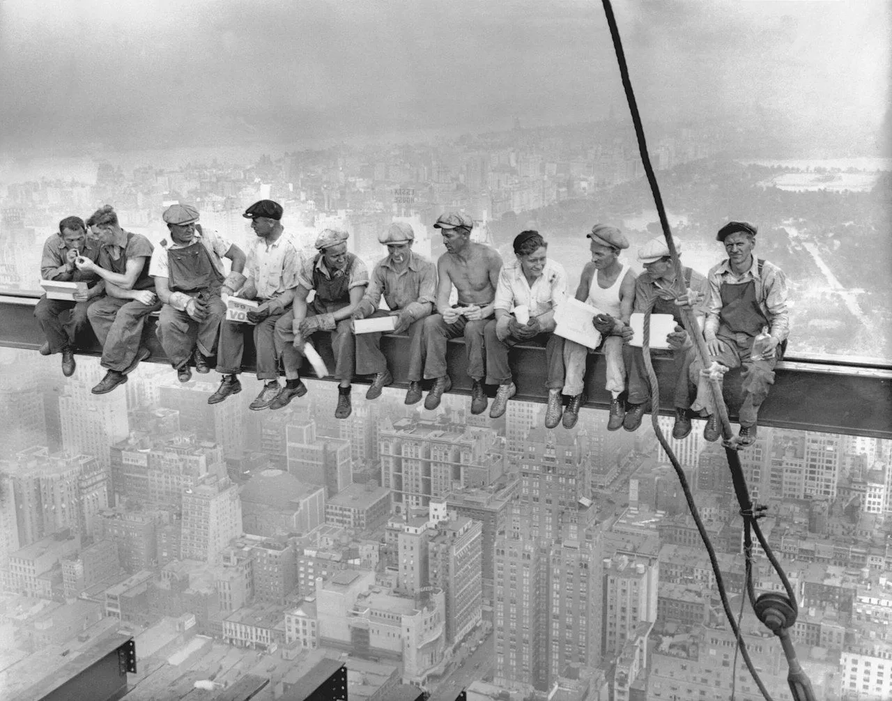 Bức ảnh đen trắng kinh điển 'Bữa trưa trên đỉnh tòa nhà chọc trời' của Charles Clyde Ebbets, chụp cảnh những công nhân đang ngồi trên dầm thép