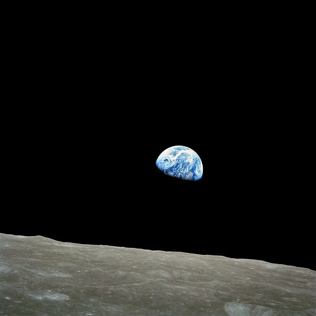 Bức ảnh 'Earthrise' mang tính biểu tượng, chụp Trái đất mọc lên từ phía sau Mặt trăng, nhìn từ quỹ đạo Mặt trăng bởi William Anders