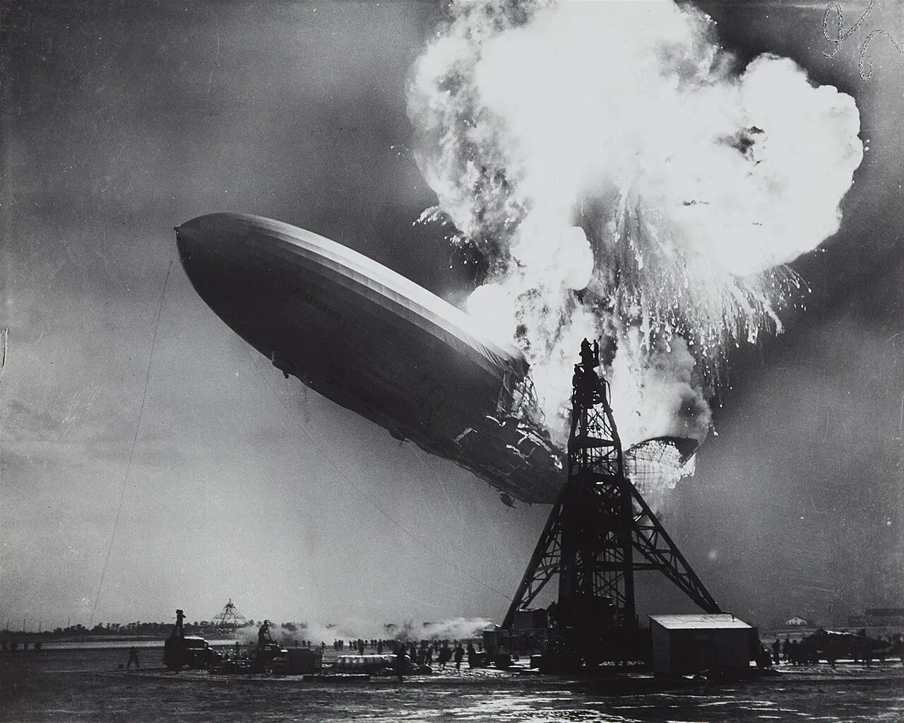 Bức ảnh kịch tính về Thảm họa Hindenburg, một thách thức lớn cho AI tái tạo.