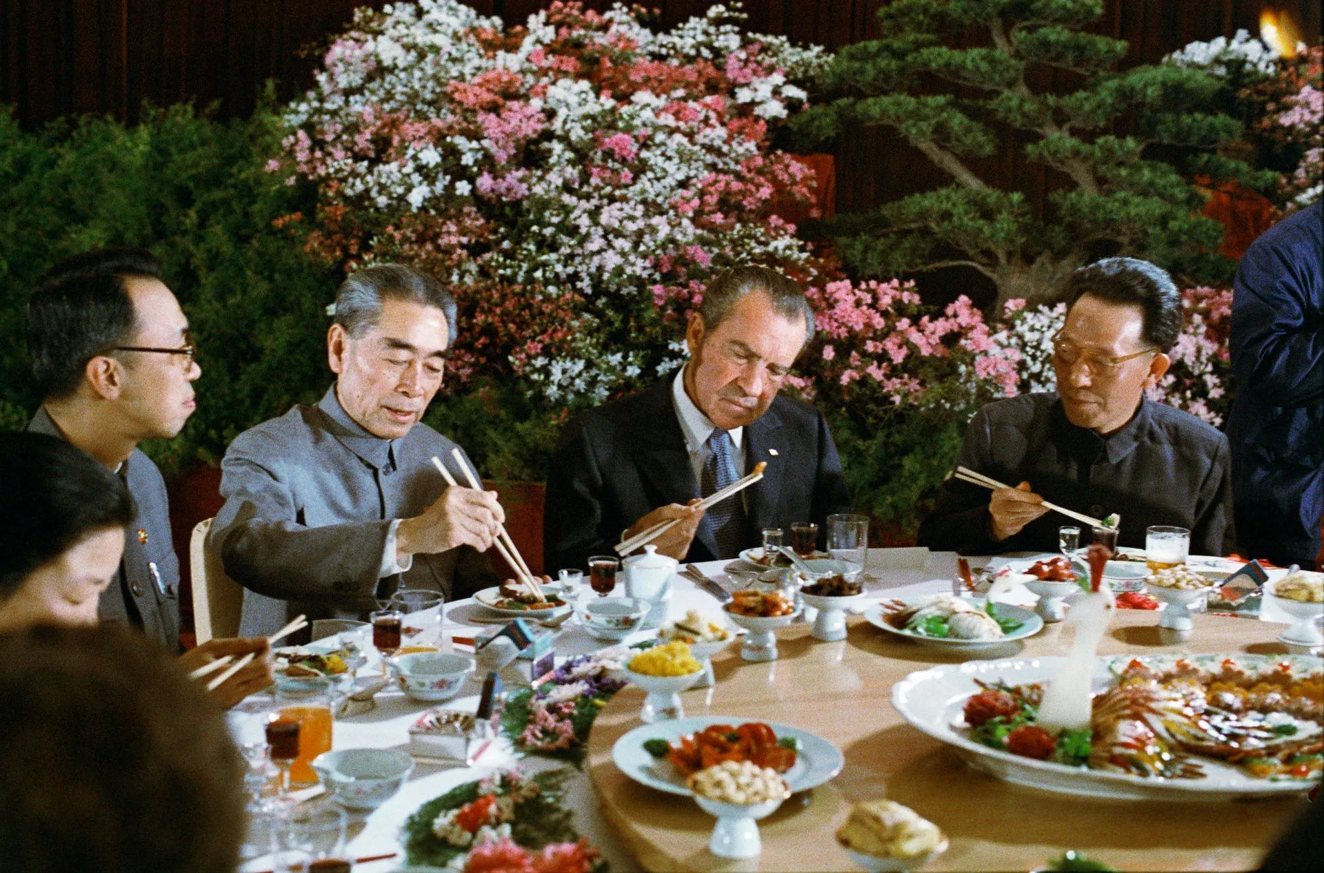 Bức ảnh lịch sử Tổng thống Richard Nixon dùng đũa trong bữa tiệc với các quan chức Trung Quốc.