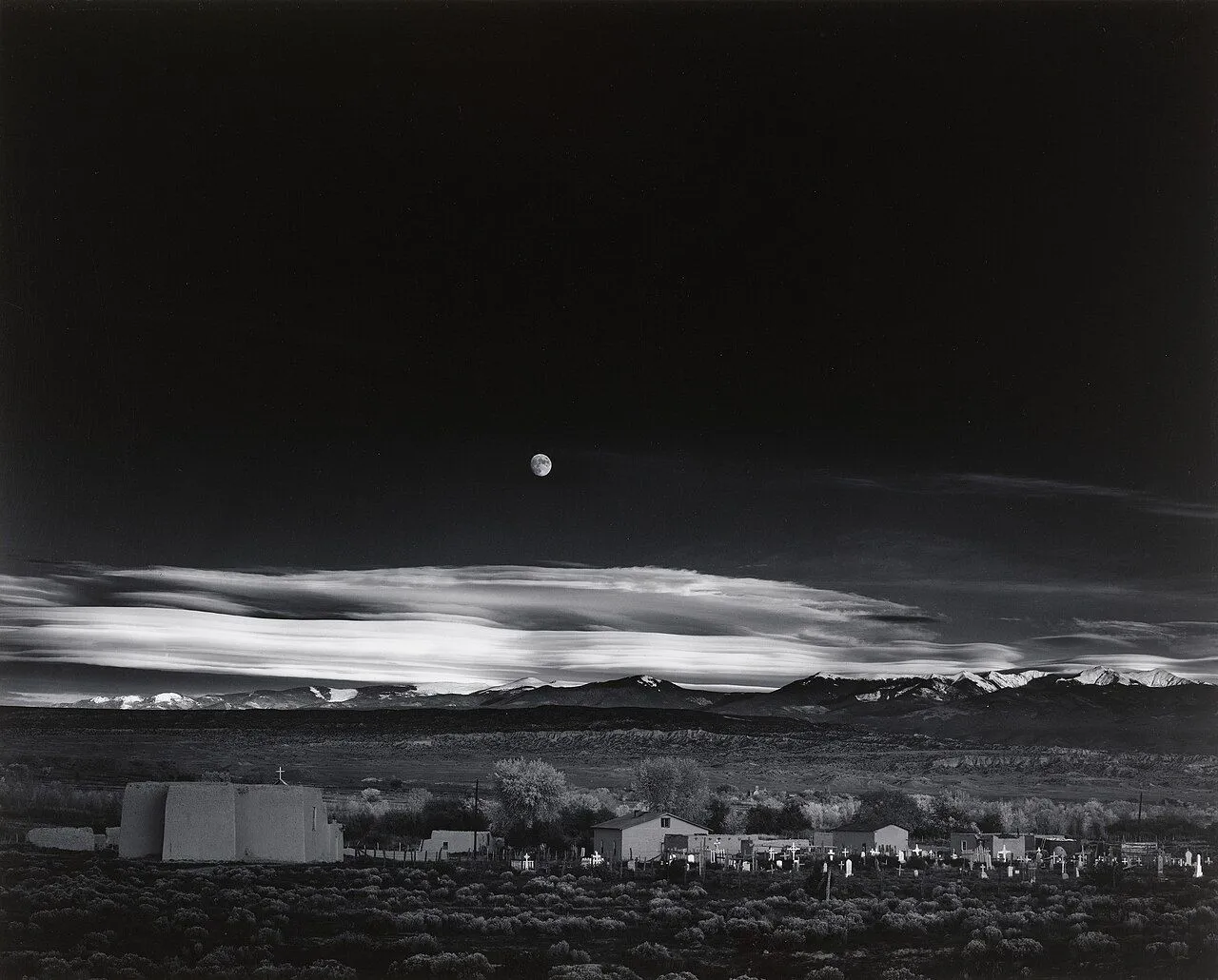 Bức ảnh &quot;Moonrise, Hernandez, New Mexico&quot; của Ansel Adams, đặc trưng với phong cách tương phản cao.
