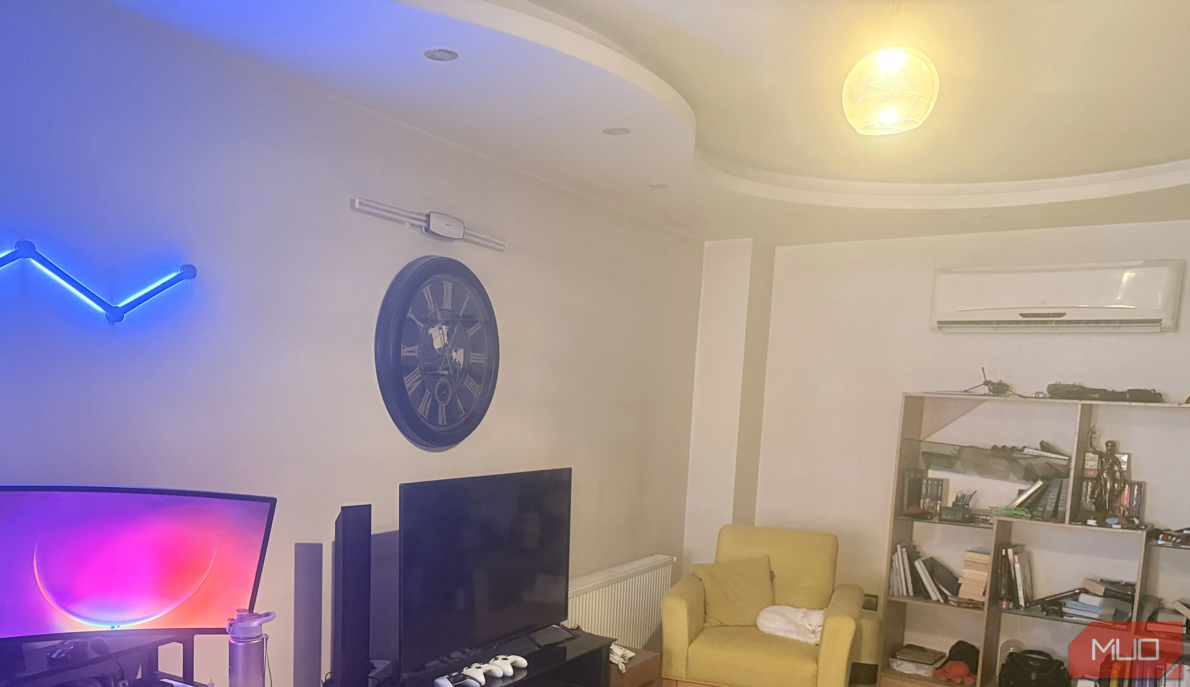Bức ảnh phòng khách chụp bằng ống kính bẩn trông mờ và thiếu sắc nét