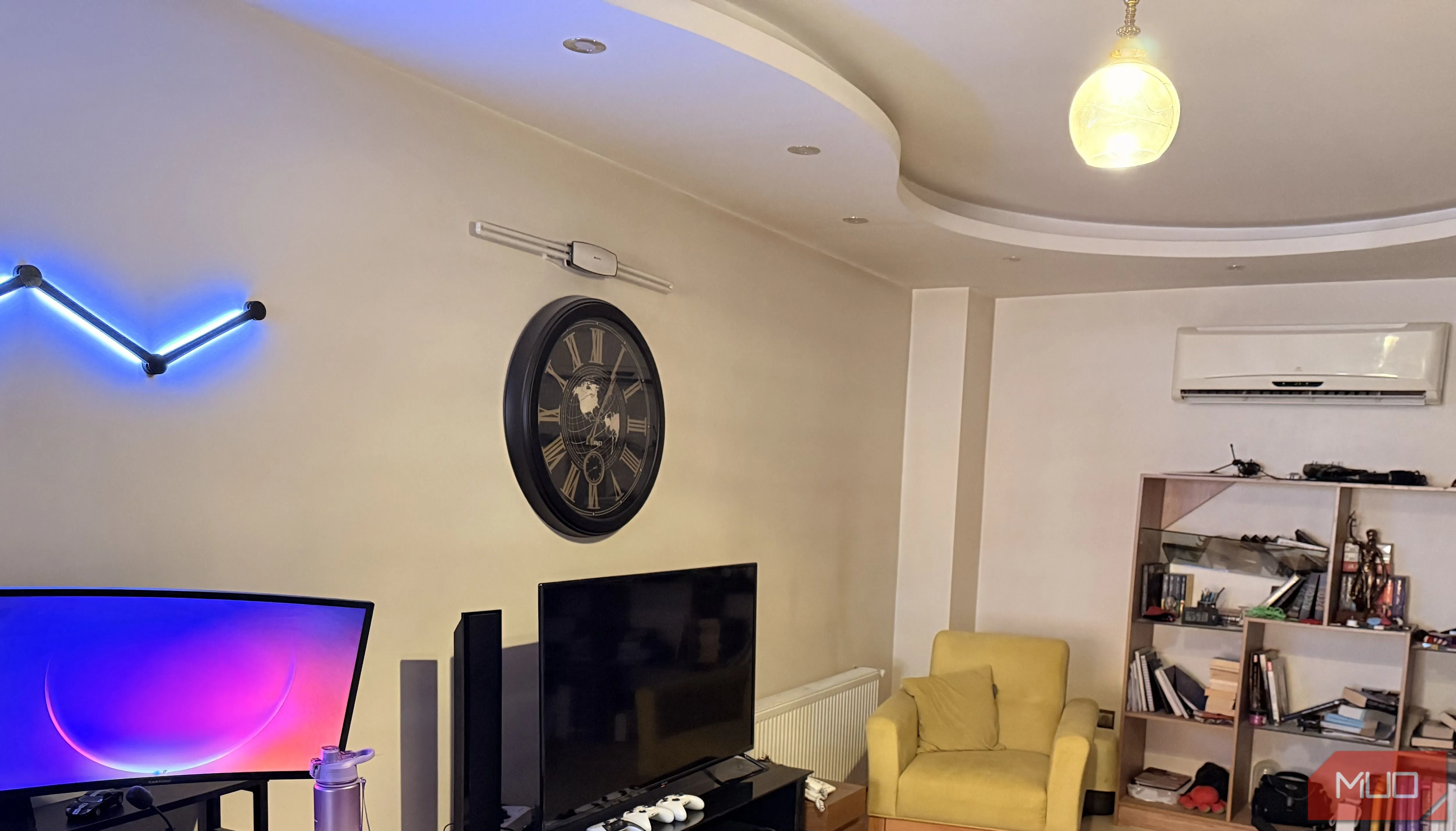 Bức ảnh phòng khách chụp bằng ống kính sạch có màu sắc sống động và chi tiết rõ ràng