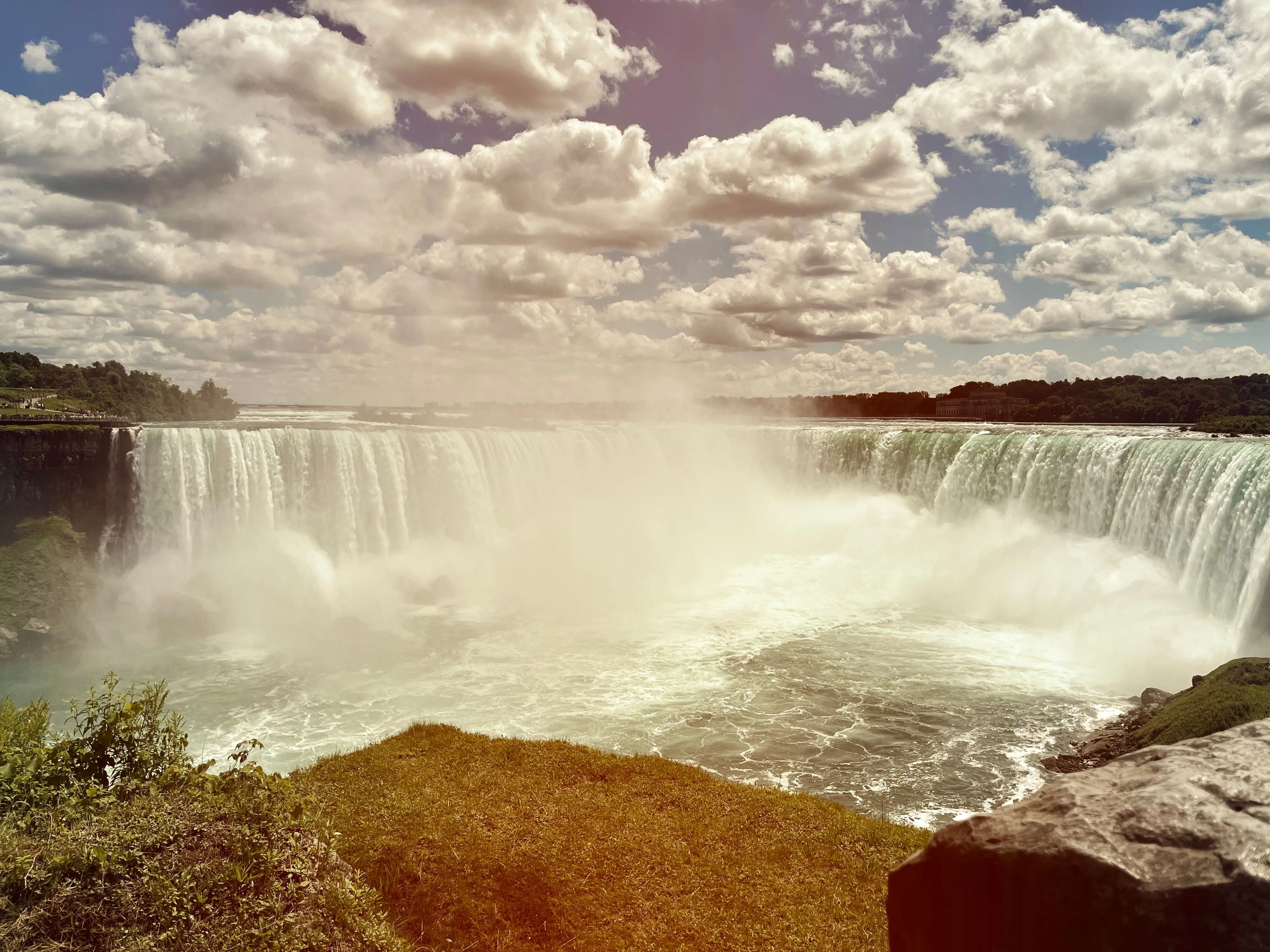 Bức ảnh thác Niagara Falls được chỉnh sửa sáng tạo, thêm hiệu ứng nghệ thuật