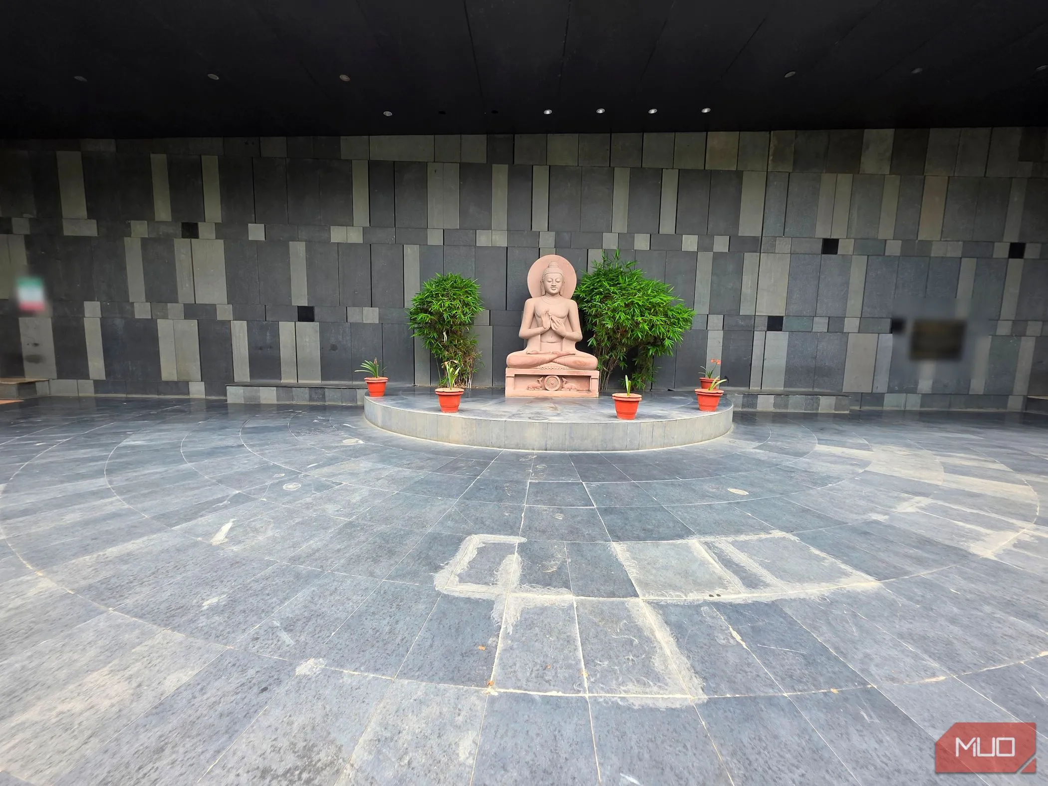 Bức tượng Phật được chụp bằng ống kính góc rộng, minh họa khả năng thu trọn không gian rộng lớn vào khung hình, rất hữu ích khi chụp ảnh nhóm đông người.