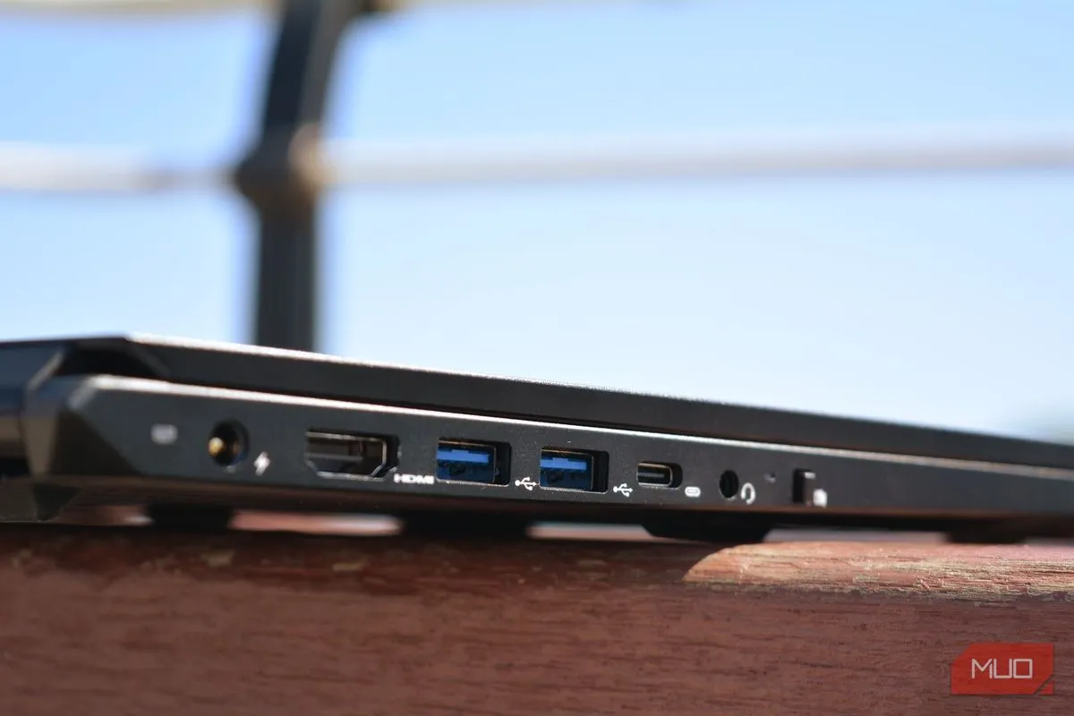 Các cổng USB trên thân máy tính xách tay System76 Pangolin, minh họa vị trí cắm chuột hoặc bộ thu USB.