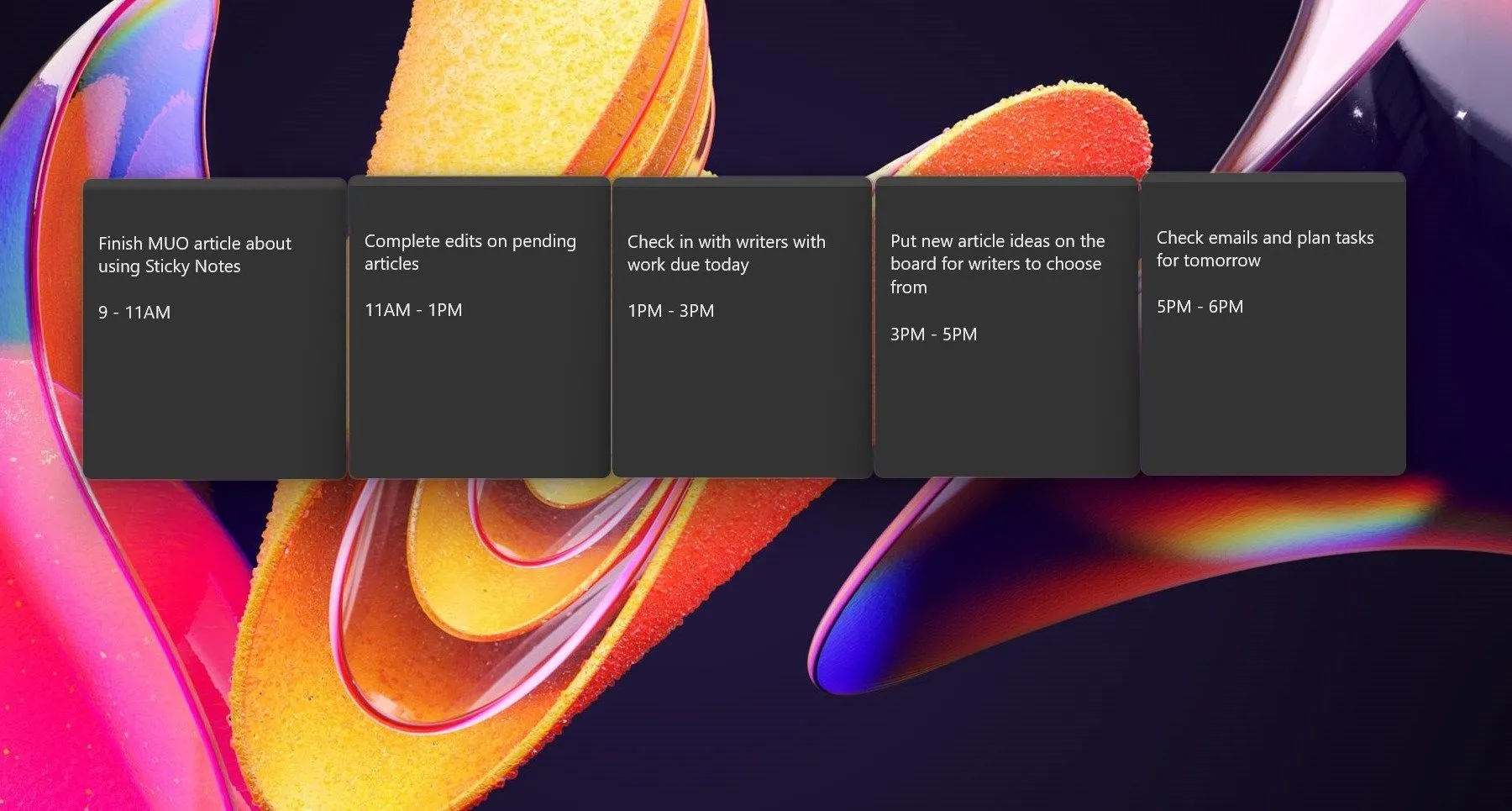 Các khối thời gian công việc được tạo bằng Sticky Notes trên màn hình desktop Windows
