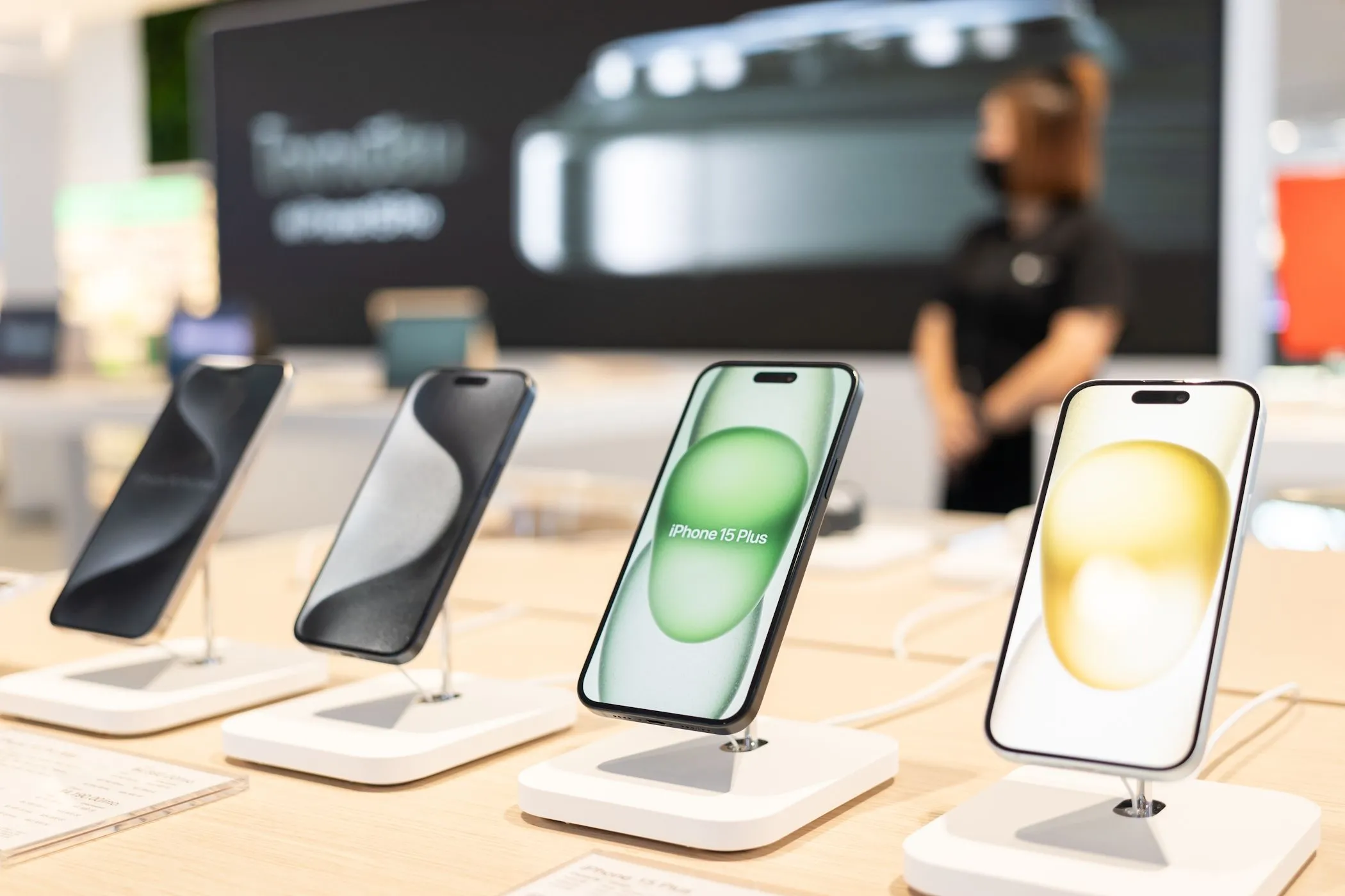 Các mẫu iPhone 15 trưng bày tại cửa hàng Apple