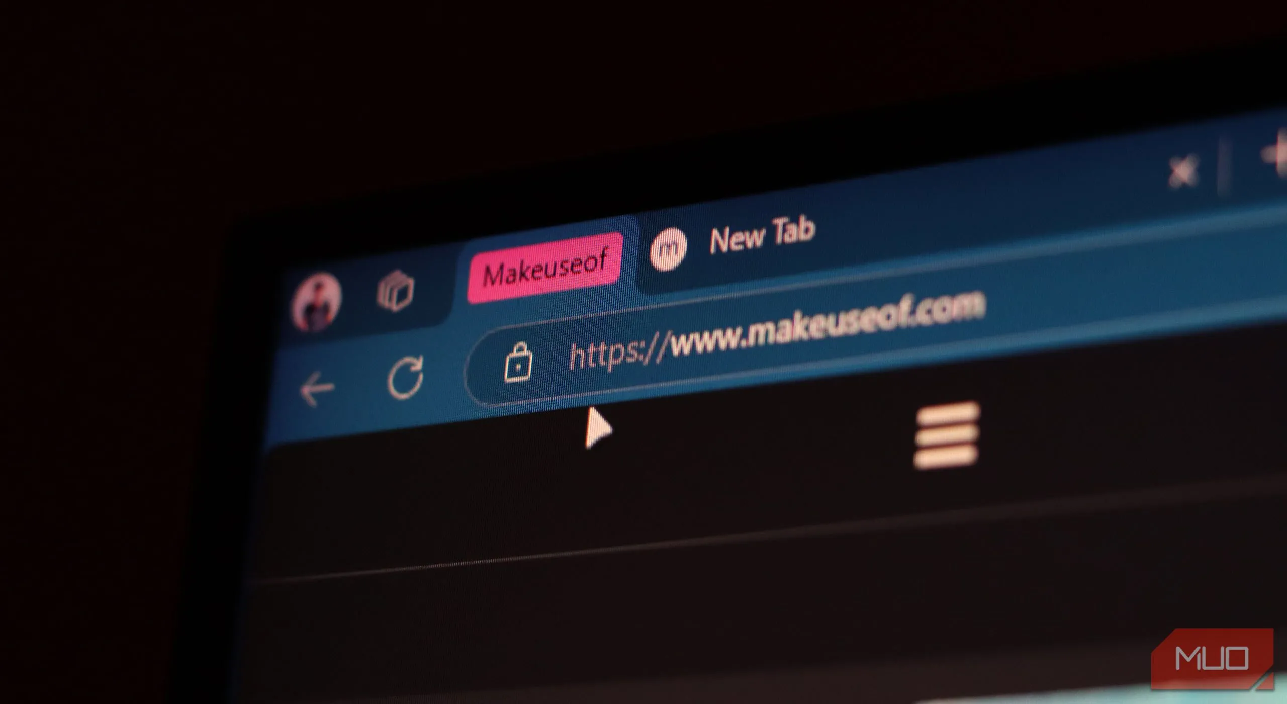 Các nhóm tab ngang được sắp xếp gọn gàng trên trình duyệt Microsoft Edge, so sánh với tab dọc.