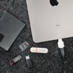 Các ổ đĩa ngoài và máy tính bảng iPad thể hiện sự đa dạng trong quản lý dữ liệu lưu trữ.