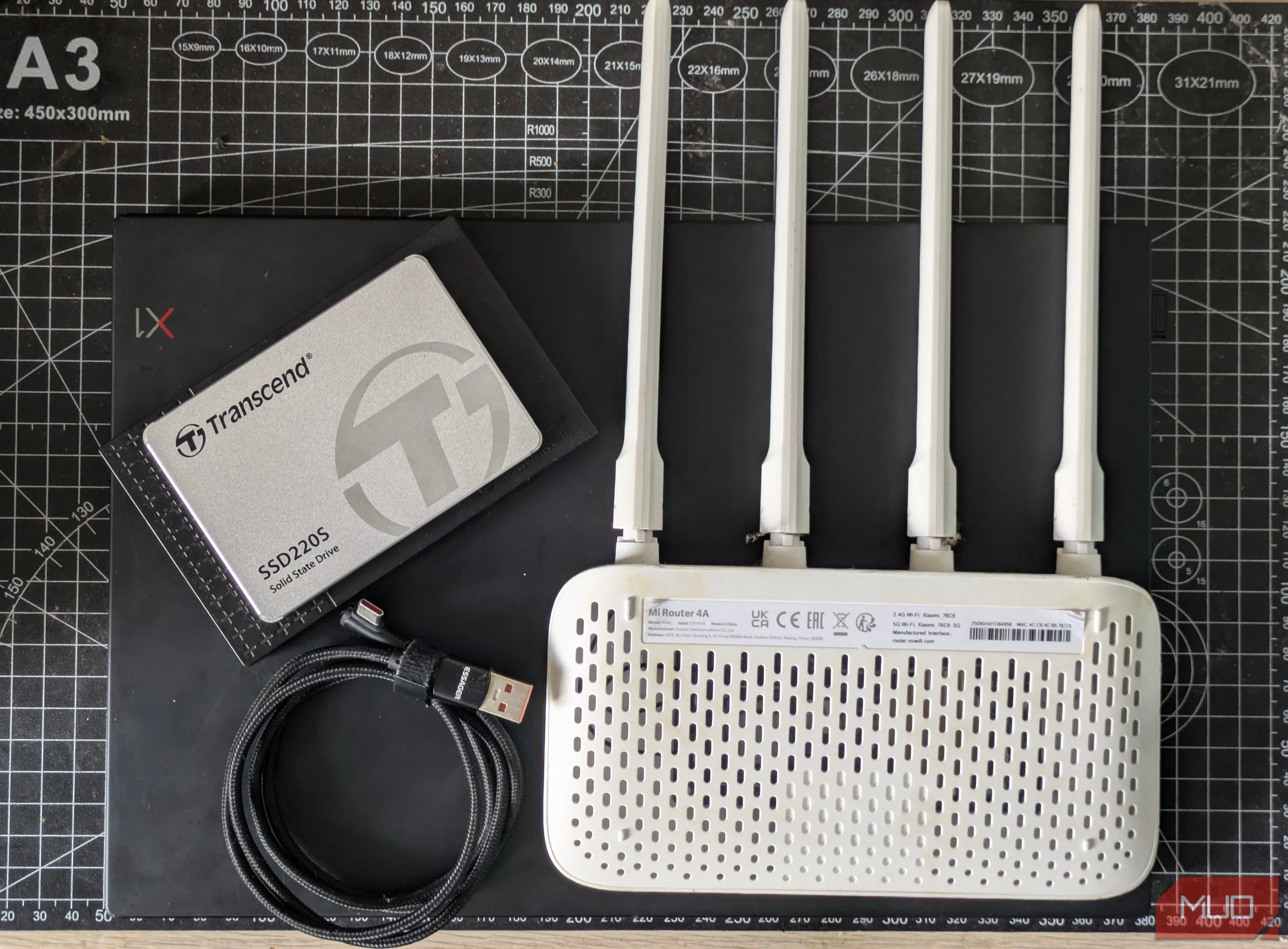 Các thành phần cần thiết để biến router thành hệ thống lưu trữ mạng NAS cơ bản, bao gồm router và ổ đĩa USB gắn ngoài.