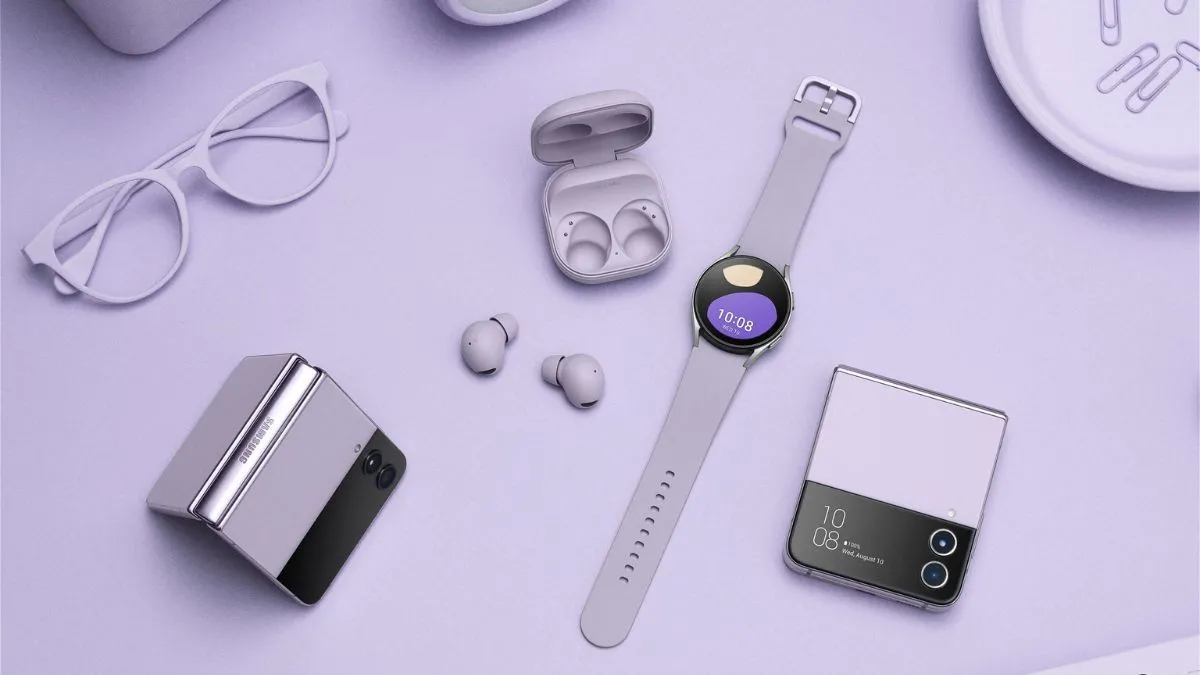 Các thiết bị trong hệ sinh thái Samsung Galaxy, bao gồm Galaxy Z Flip4, Galaxy Watch5 Pro và Galaxy Buds2 Pro, minh họa khả năng tích hợp liền mạch giữa smartphone và các phụ kiện.