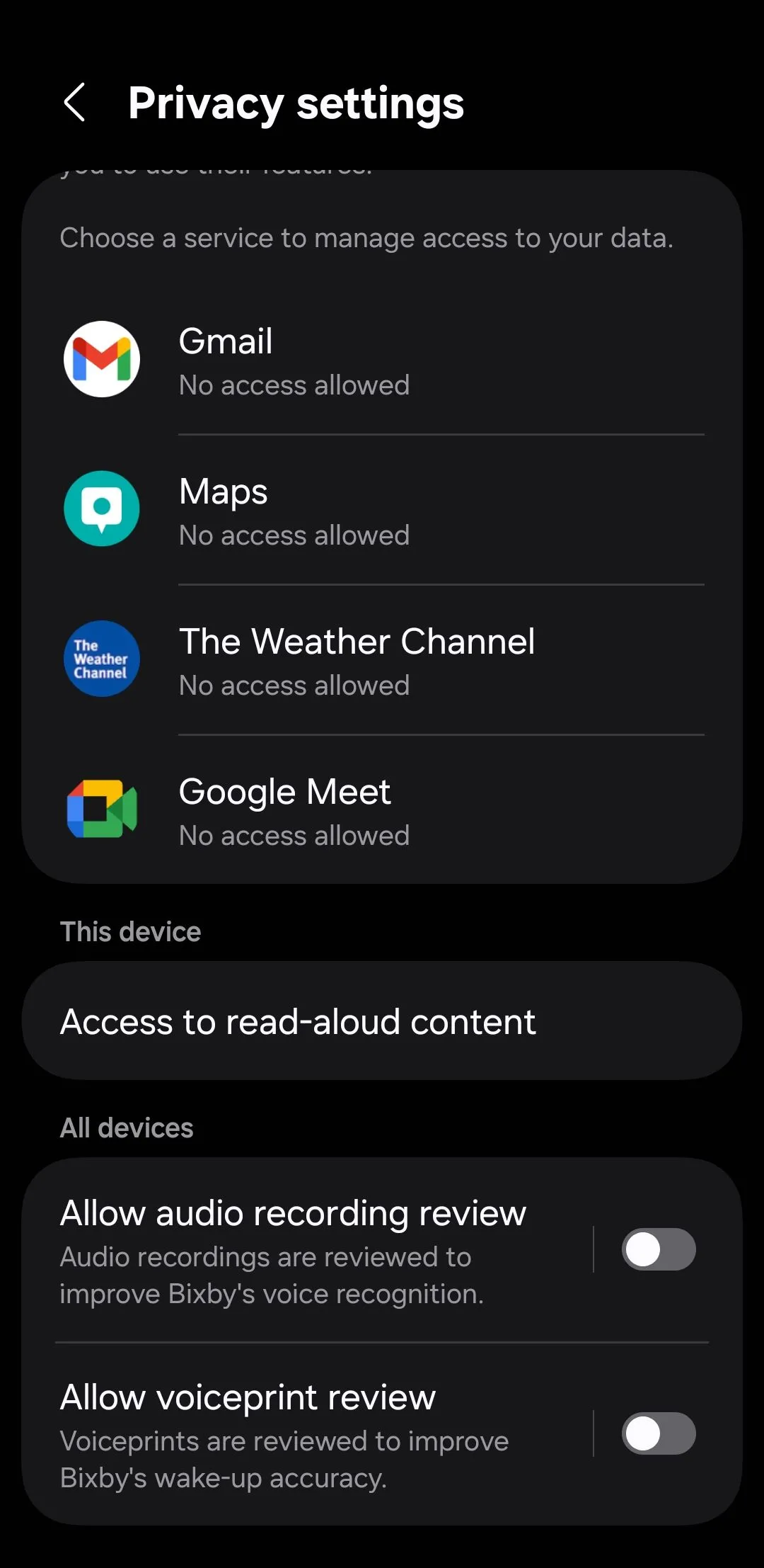 Các tùy chọn cài đặt quyền riêng tư trong Bixby trên điện thoại Samsung, bao gồm việc tắt tính năng xem xét ghi âm và dấu vân tay giọng nói.