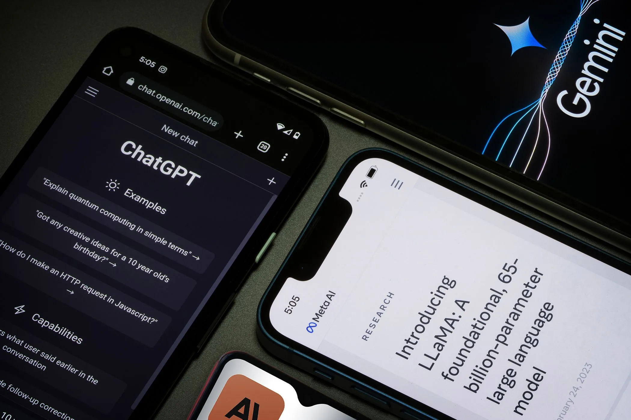 Các ứng dụng AI phổ biến như Meta AI, ChatGPT và Gemini hiển thị trên màn hình điện thoại, thể hiện sự đa dạng lựa chọn công cụ AI.