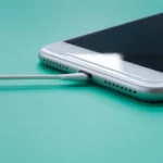 Cách vệ sinh cổng sạc điện thoại Samsung bằng tăm bông để khắc phục lỗi ẩm