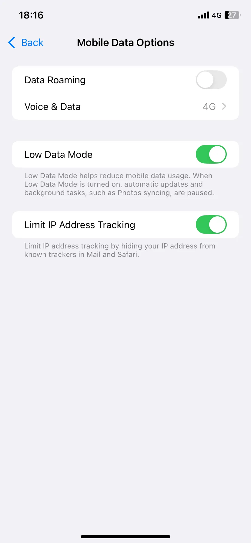 Cài đặt Chế độ Dữ liệu Thấp (Low Data Mode) được bật trên iPhone