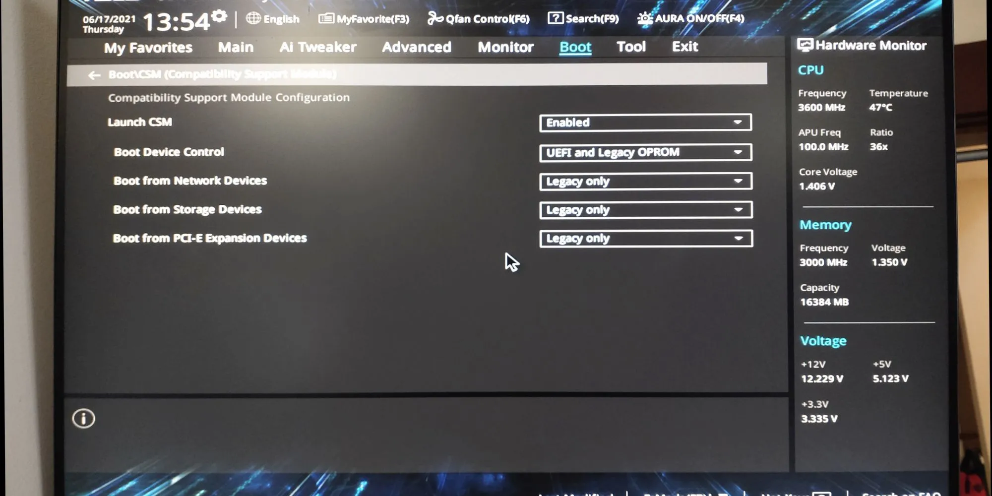 Cài đặt Compatibility Support Module (CSM) trong tiện ích BIOS/UEFI của ASUS giải quyết lỗi khởi động Windows 10