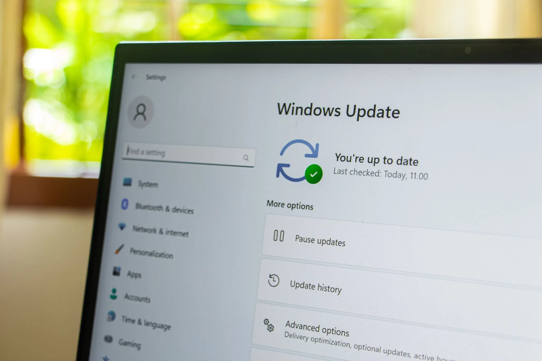 Cài đặt Windows Update trên một máy tính xách tay Windows, cho thấy các tùy chọn cập nhật hệ thống