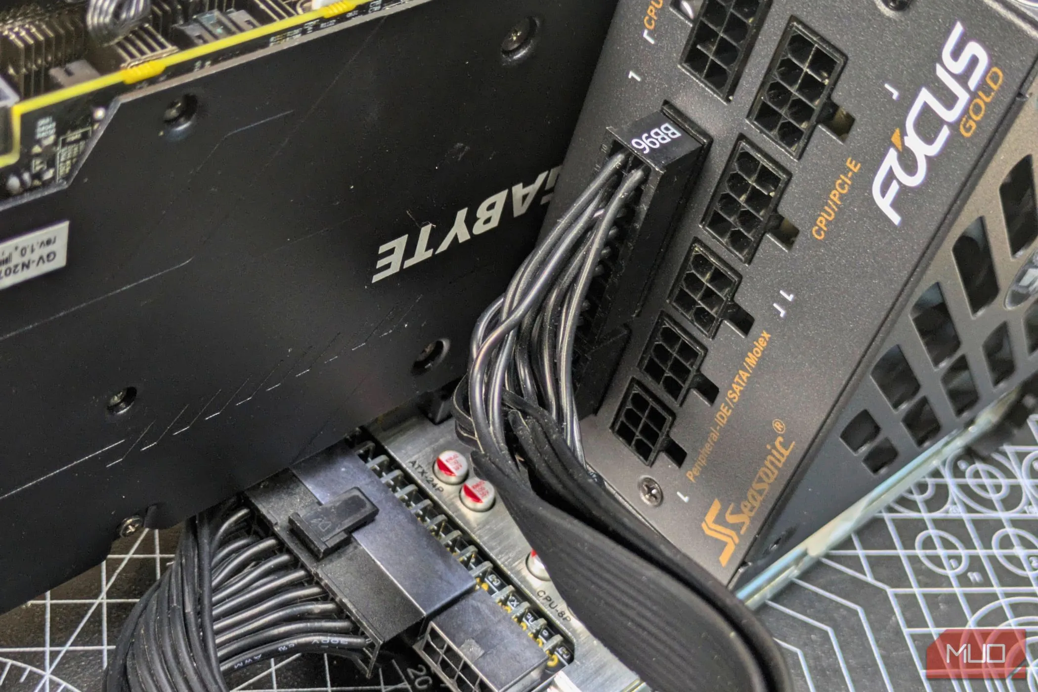 Cắm các cáp nguồn cần thiết từ bộ nguồn (PSU) vào dock eGPU và card đồ họa, bao gồm cáp 24-pin và các cáp PCIe.