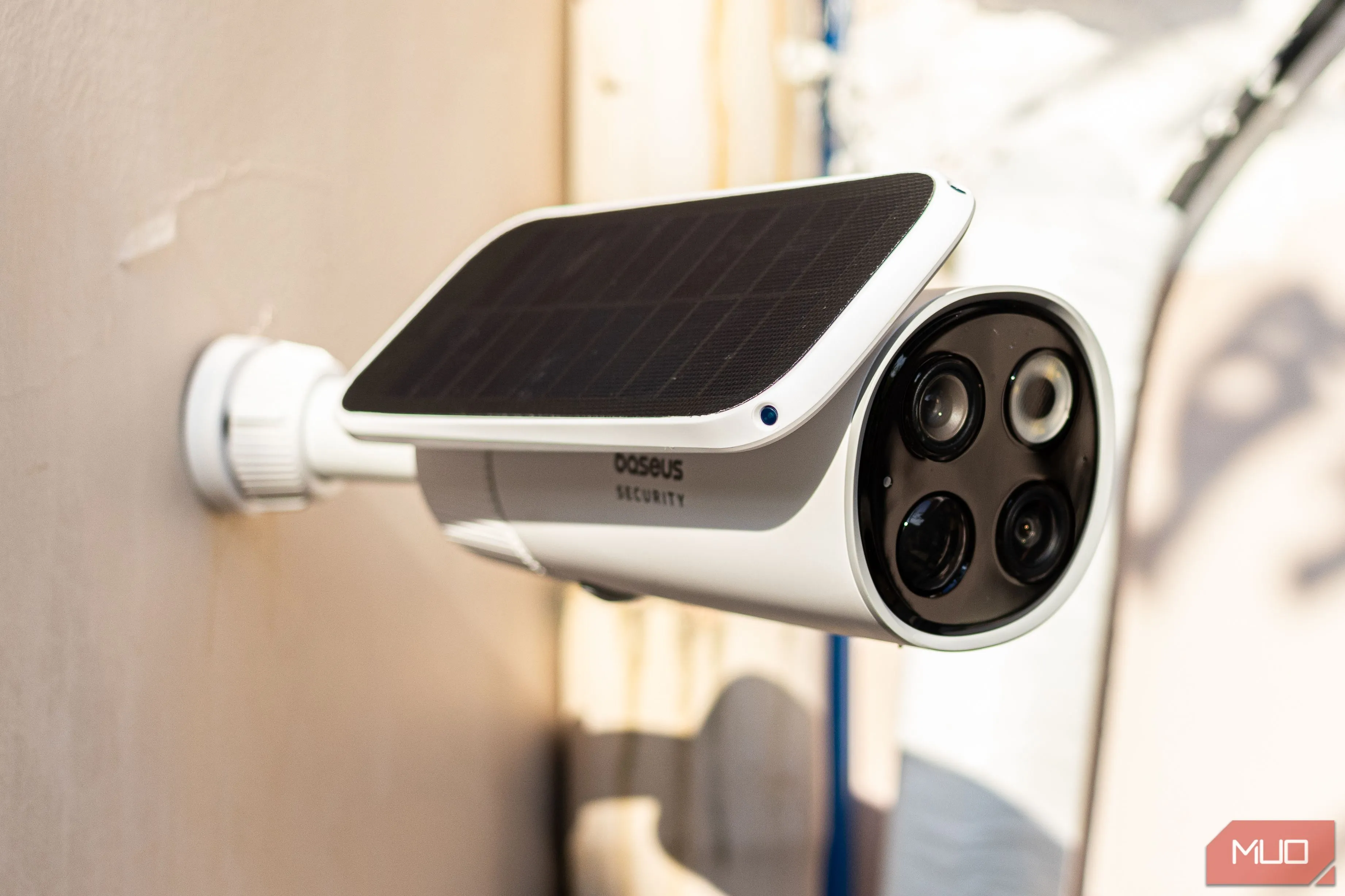 Camera an ninh Baseus S1 Pro lắp đặt ngoài trời, tấm pin năng lượng mặt trời hướng ra nắng