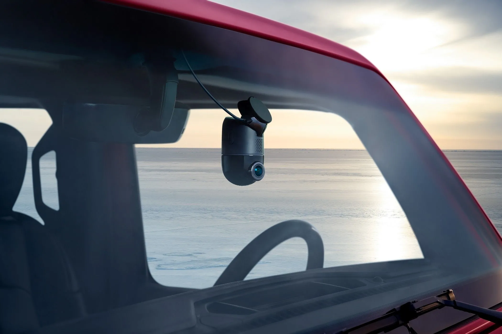 Camera hành trình 70mai 4K Omni được lắp đặt trong xe, ghi lại hình ảnh sắc nét 4K 60FPS trên đường đi