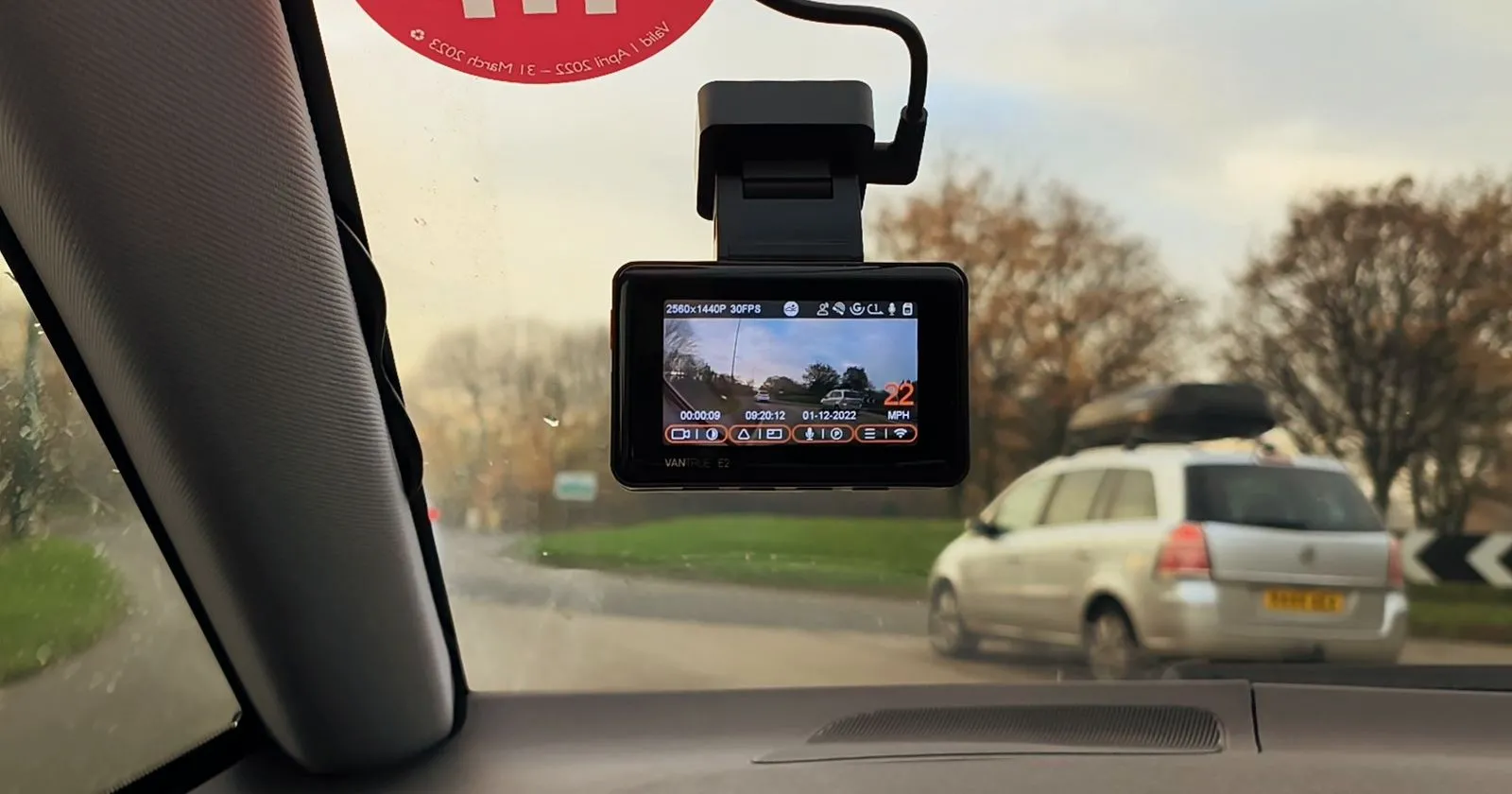 Camera hành trình Vantrue E2 gắn trên kính chắn gió, ghi lại hình ảnh đường đi phía trước.
