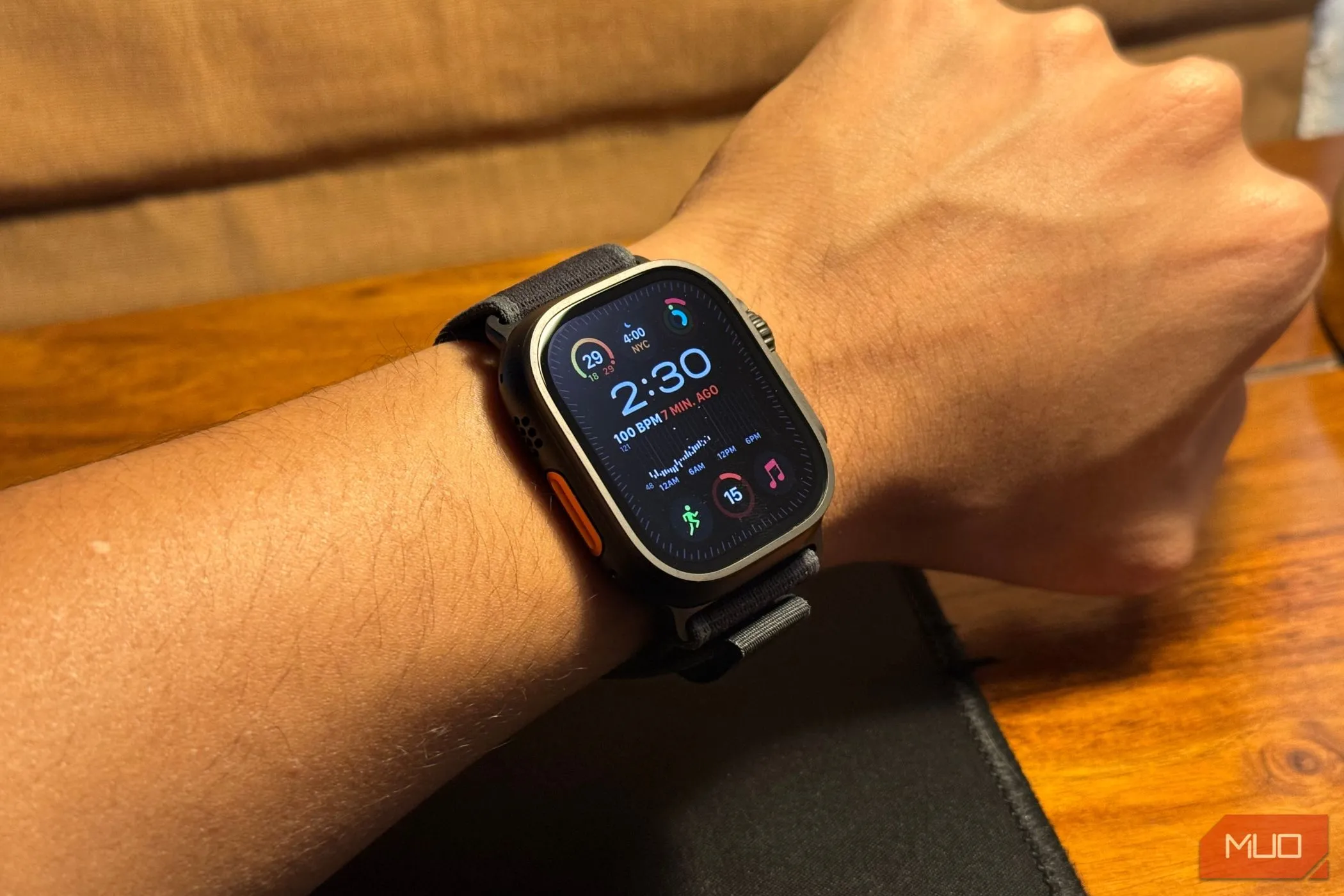Cận cảnh Apple Watch Ultra 2 bản Titanium đen trên cổ tay người dùng