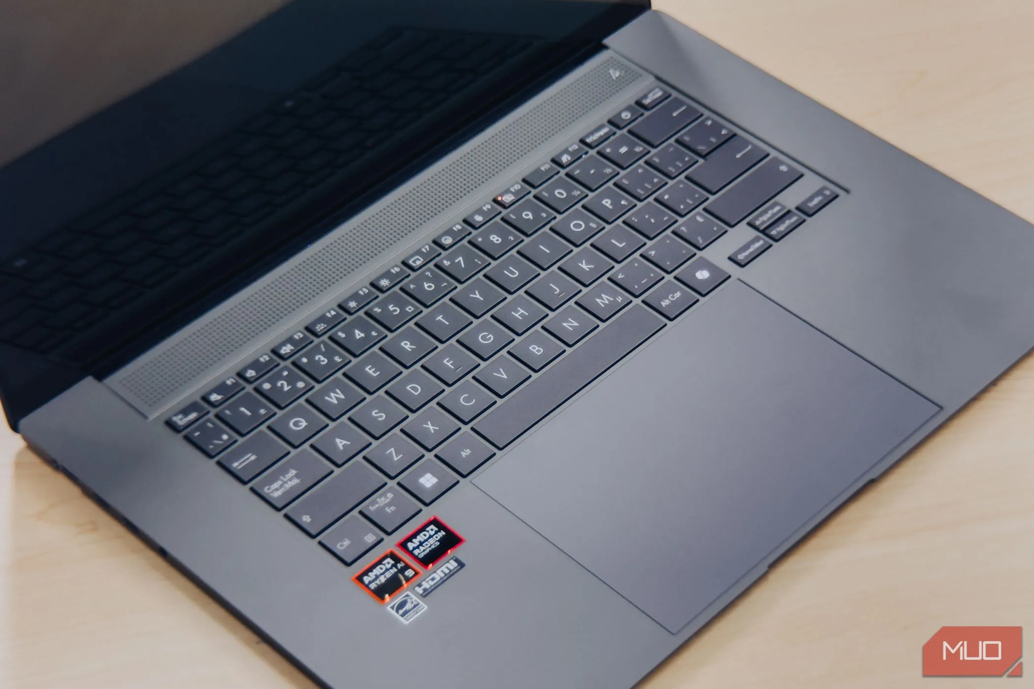 Cận cảnh bàn phím của ASUS Zenbook S 16 với bố cục tiện lợi và bàn phím số