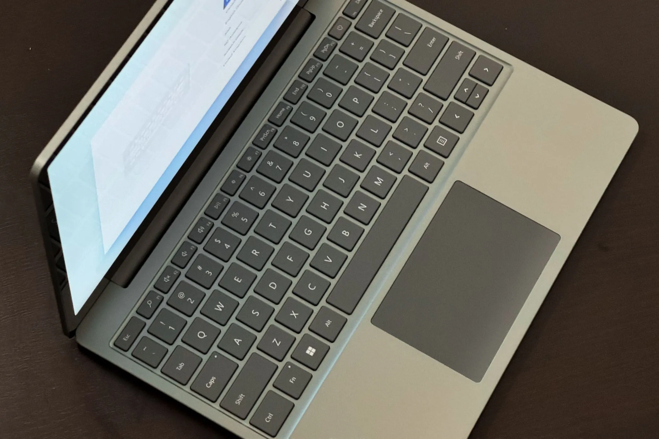 Cận cảnh bàn phím của Surface Laptop Go 3, minh họa hành trình phím nông trên laptop mỏng nhẹ.