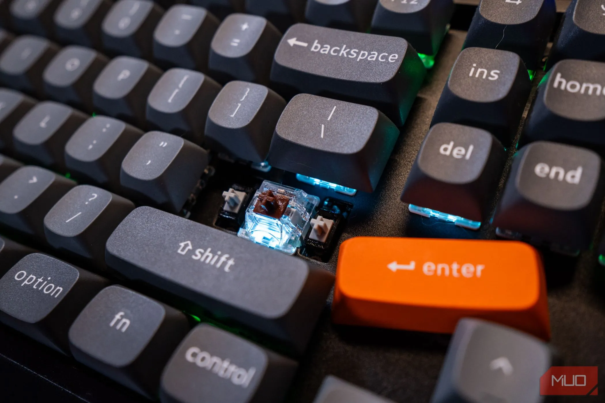 Cận cảnh bộ ổn định PCB (PCB Stabilizer) của phím Enter trên Keychron K8 Max, cho thấy khả năng chống rung lắc.