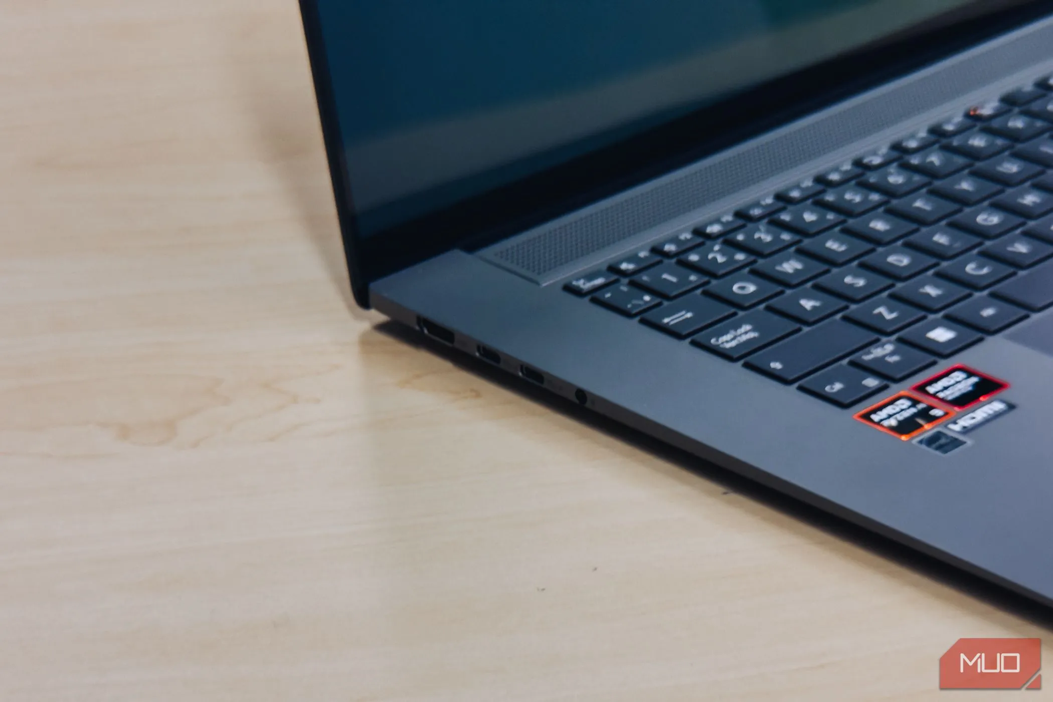 Cận cảnh các cổng kết nối đa dạng trên ASUS Zenbook S 16