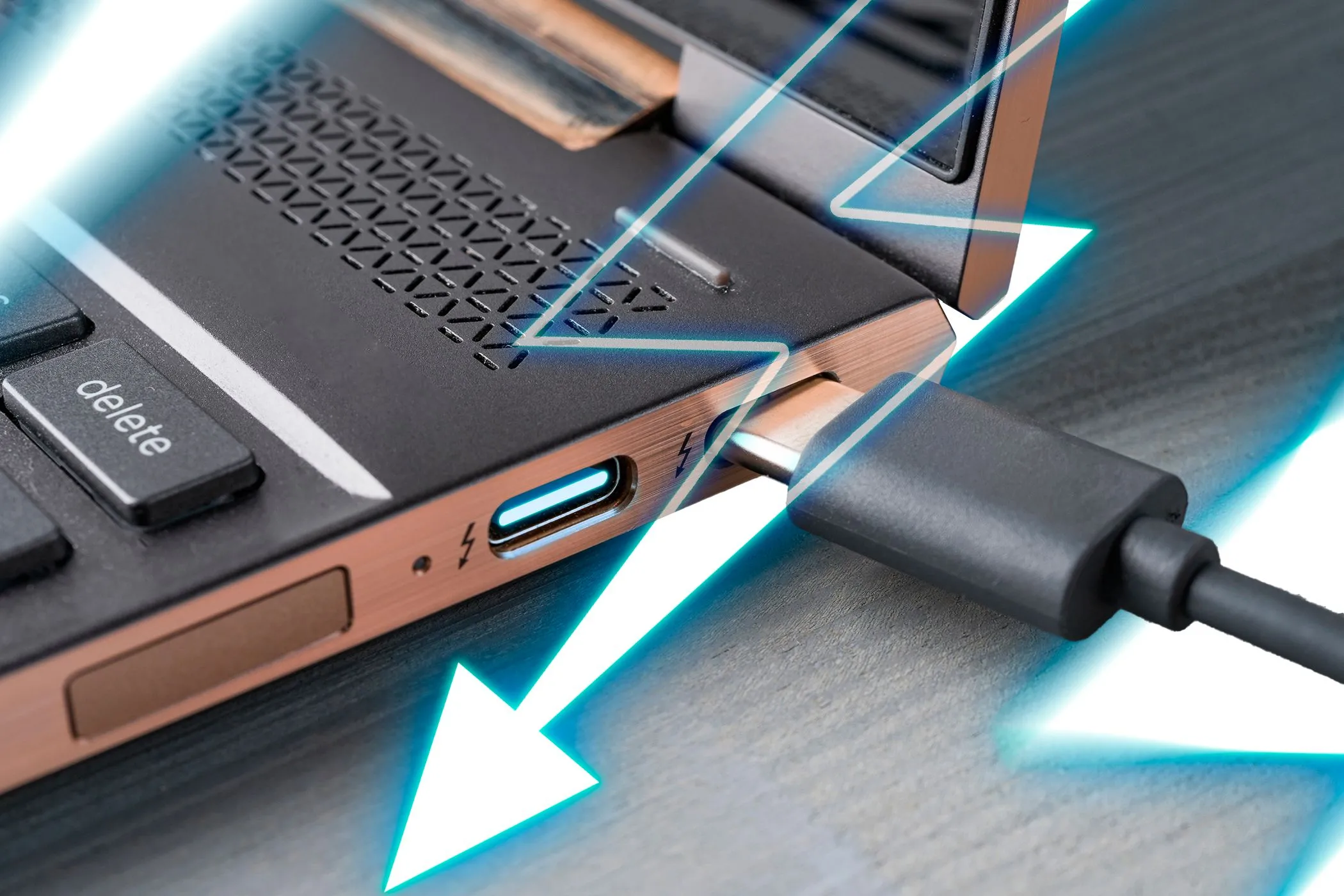 Cận cảnh cổng USB-C hỗ trợ Thunderbolt trên laptop, một trong những chuẩn kết nối hiện đại mà GPMI đang thách thức với khả năng vượt trội về truyền dữ liệu và cấp nguồn.