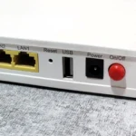 Cận cảnh cổng USB của bộ định tuyến Wi-Fi