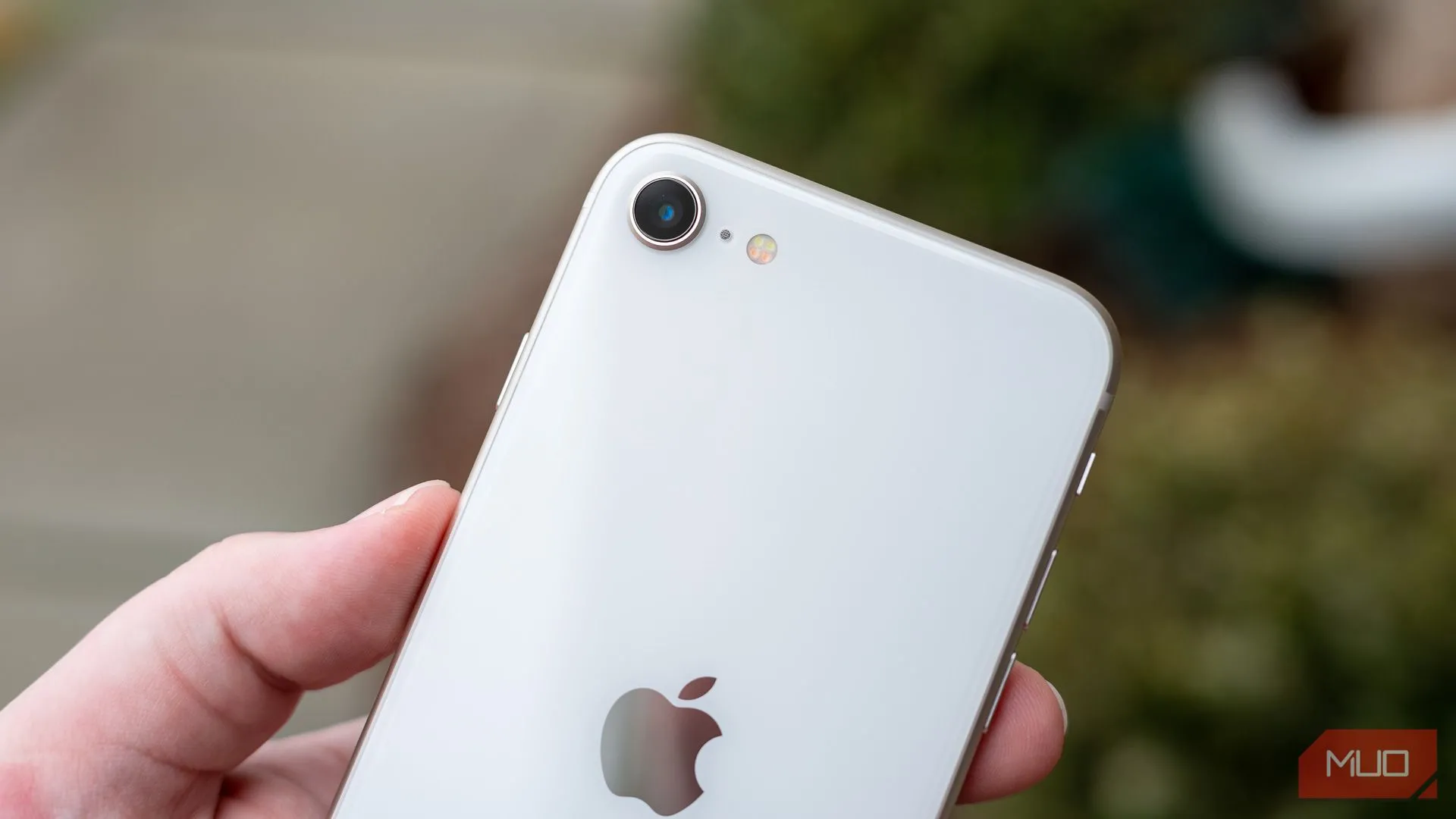Cận cảnh cụm camera đơn phía sau của iPhone SE 2022, biểu tượng của sự đơn giản nhưng cần cải tiến