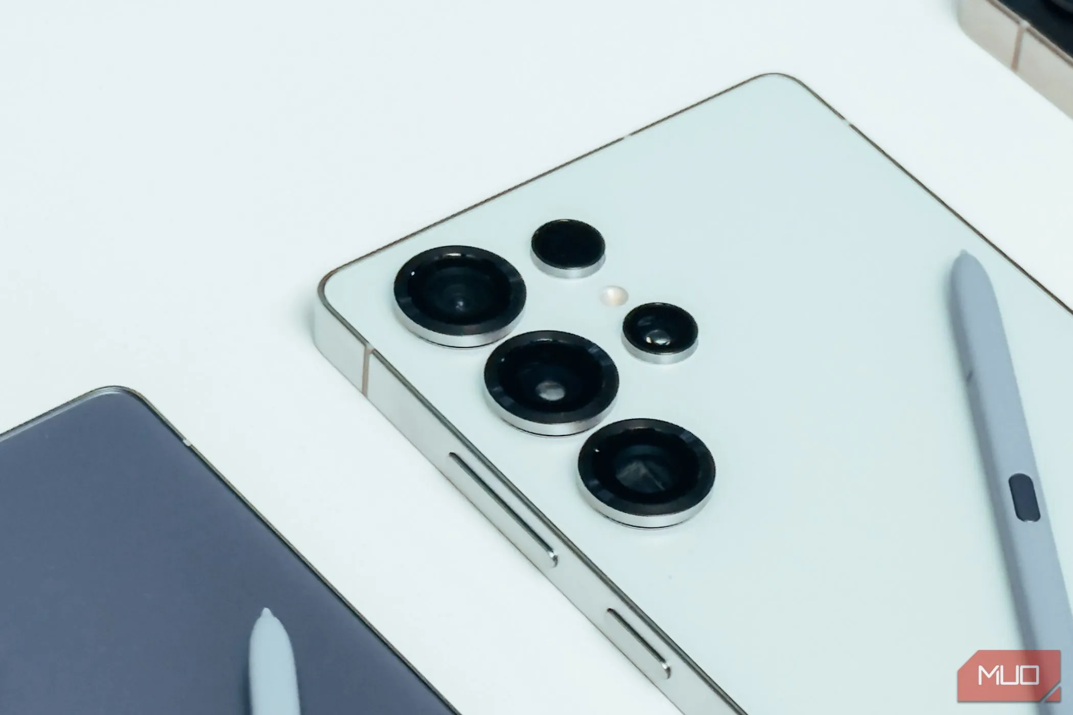 Cận cảnh hệ thống camera màu trắng của Samsung Galaxy S25 Ultra