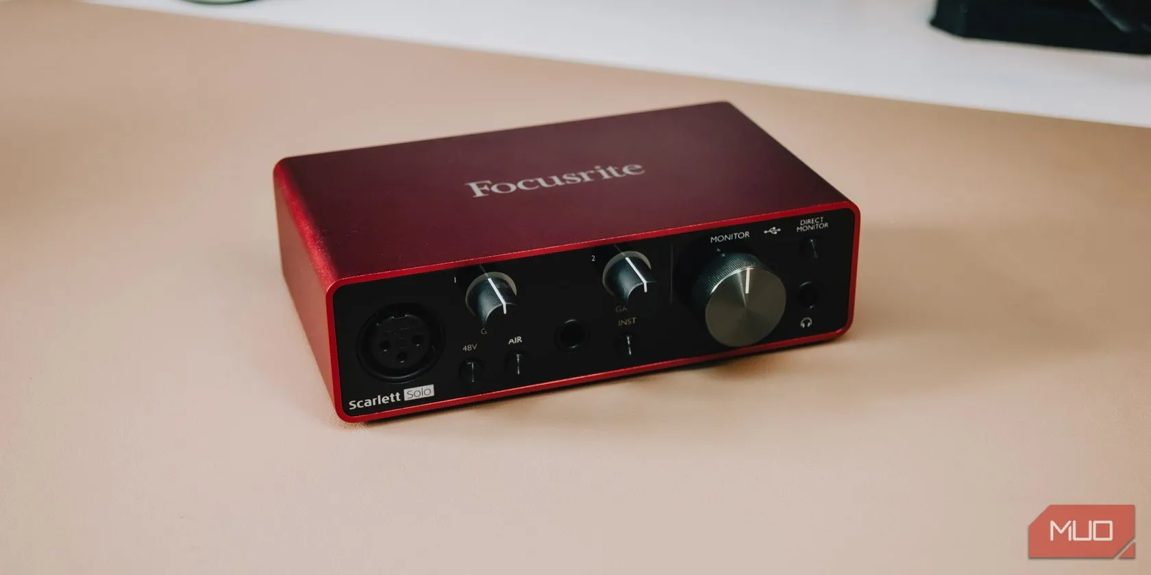Cận cảnh mặt trước của giao diện âm thanh Focusrite Scarlett Solo Gen 3 với các nút điều chỉnh và cổng kết nối