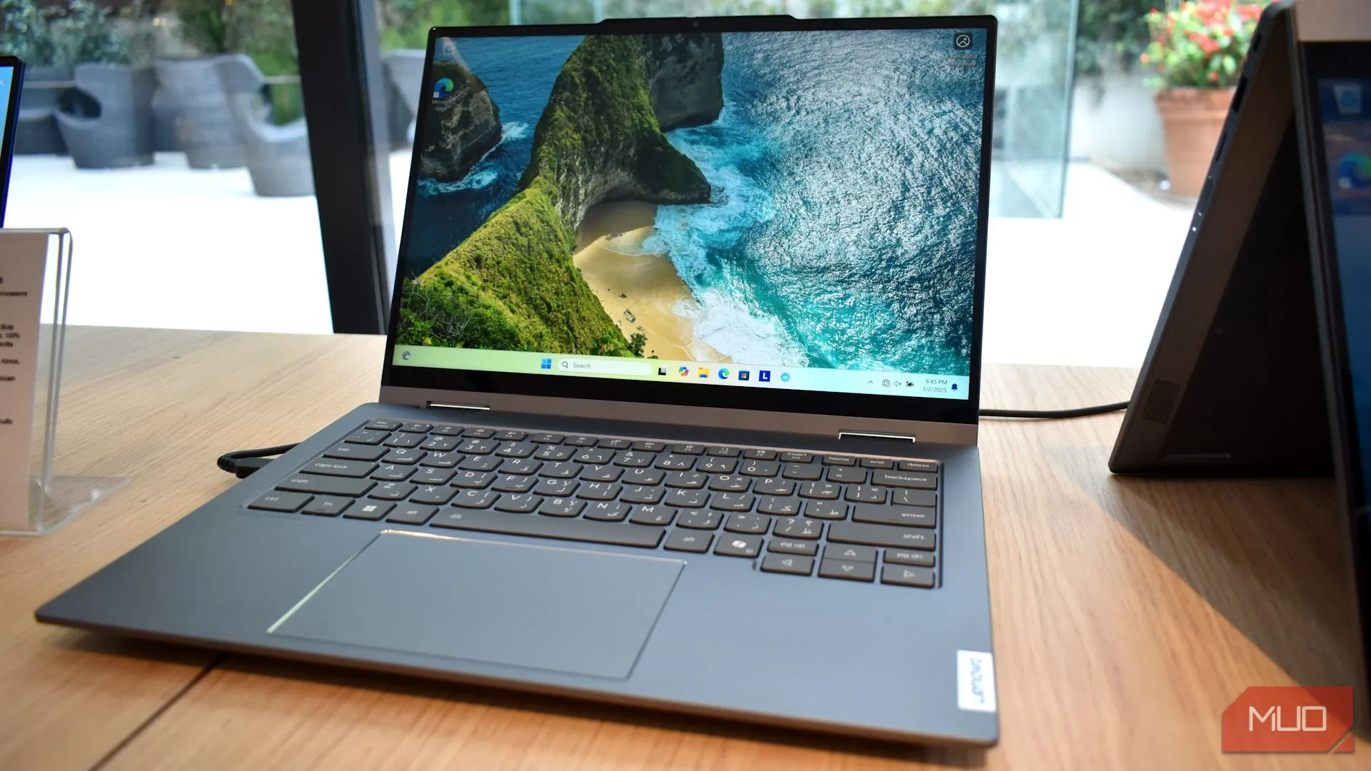Cận cảnh phía trước laptop Lenovo Yoga Solar PC tại MWC 2025, thể hiện thiết kế mỏng nhẹ và hiện đại.