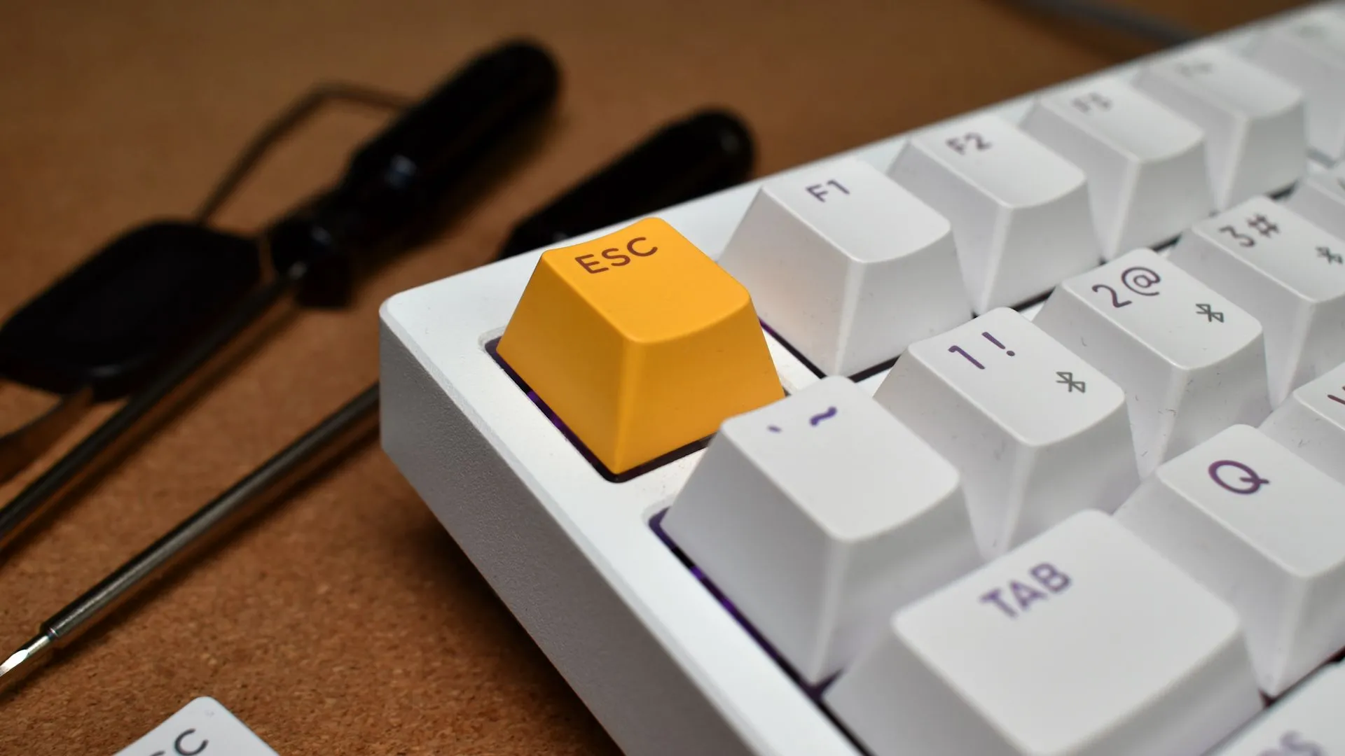 Cận cảnh phím ESC trên bàn phím Lemokey P1 HE với điểm nhấn màu vàng