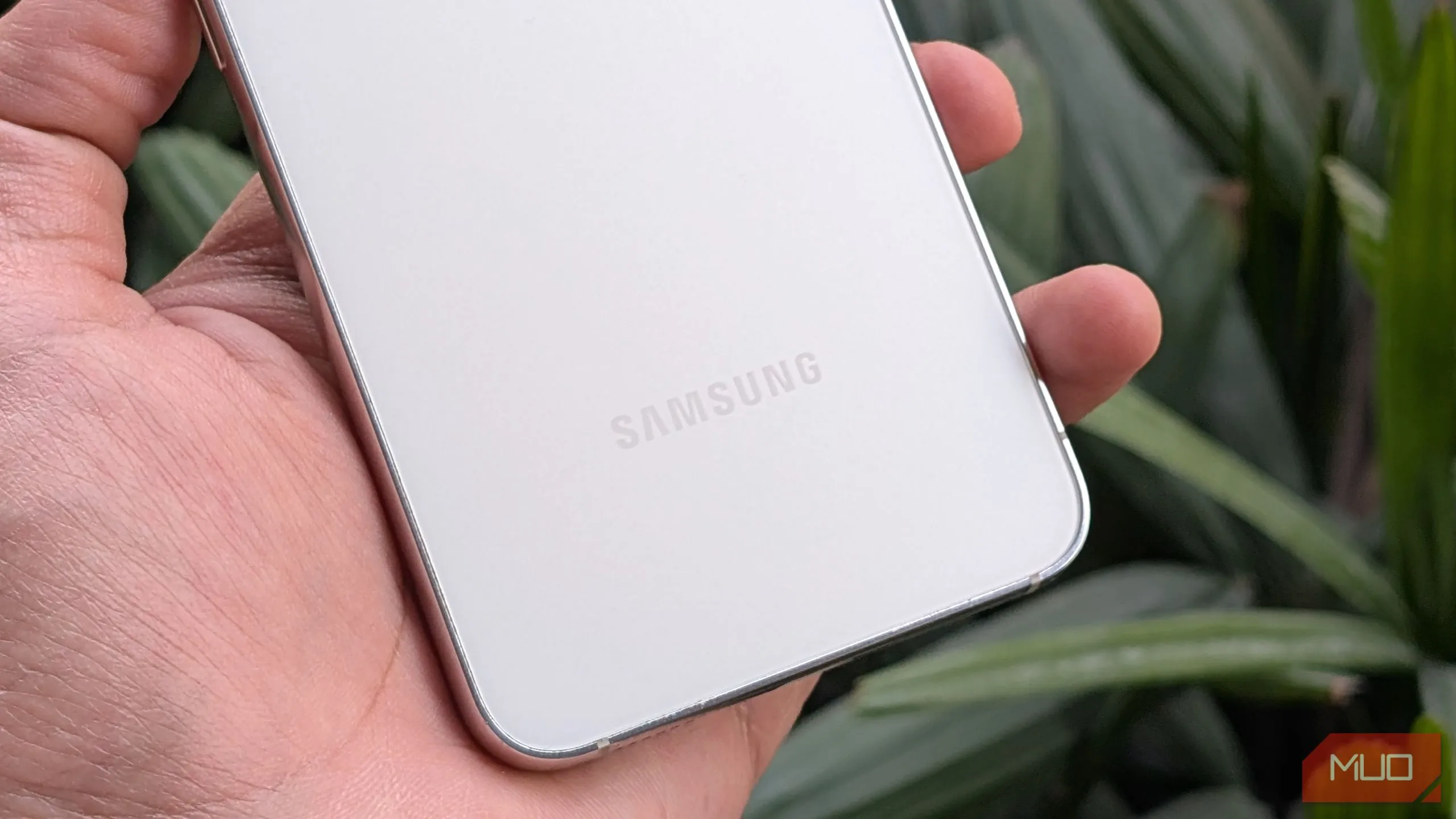 Cận cảnh Samsung Galaxy S23 trong lòng bàn tay, minh họa thời gian sử dụng dài