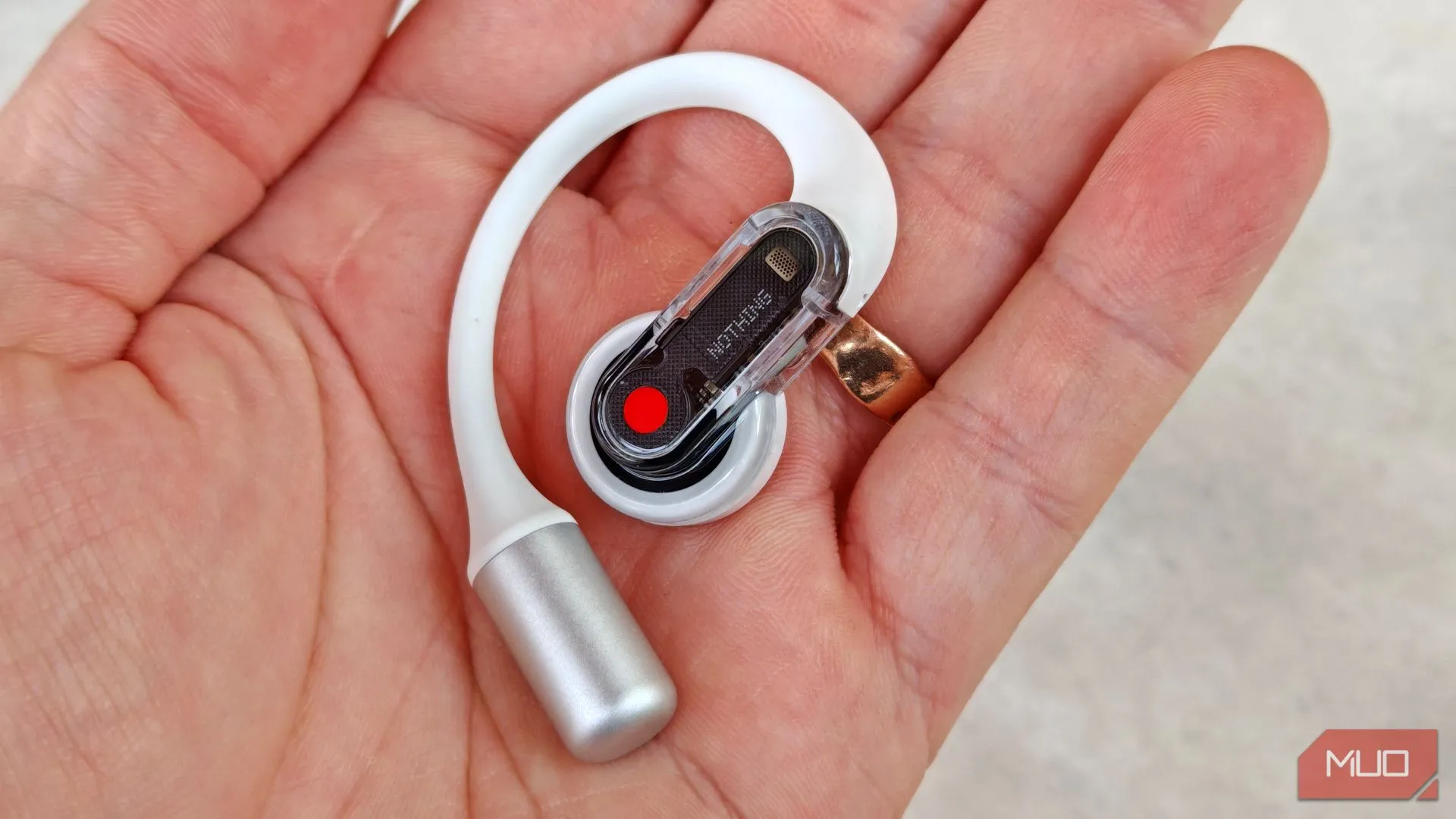 cận cảnh tai nghe Nothing Ear (open) bên phải đang được cầm trên tay