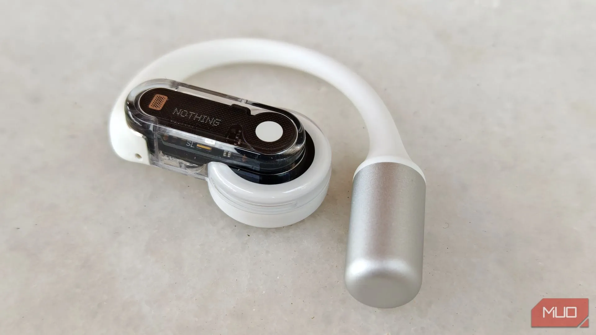 cận cảnh tai nghe Nothing Ear (open) bên trái, làm nổi bật thiết kế và chi tiết